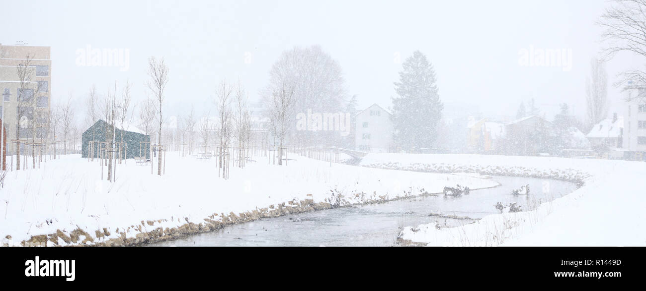 Paesaggio con fiume in un giorno di neve Foto Stock