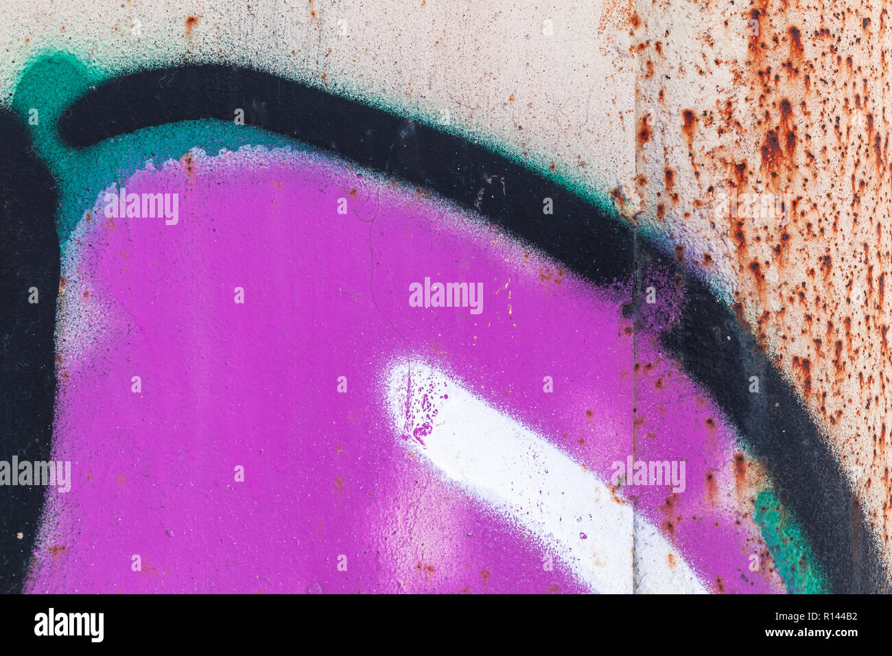 Abstract colorati frammento graffiti su grungy parete metallica. Texture di sfondo Foto Stock