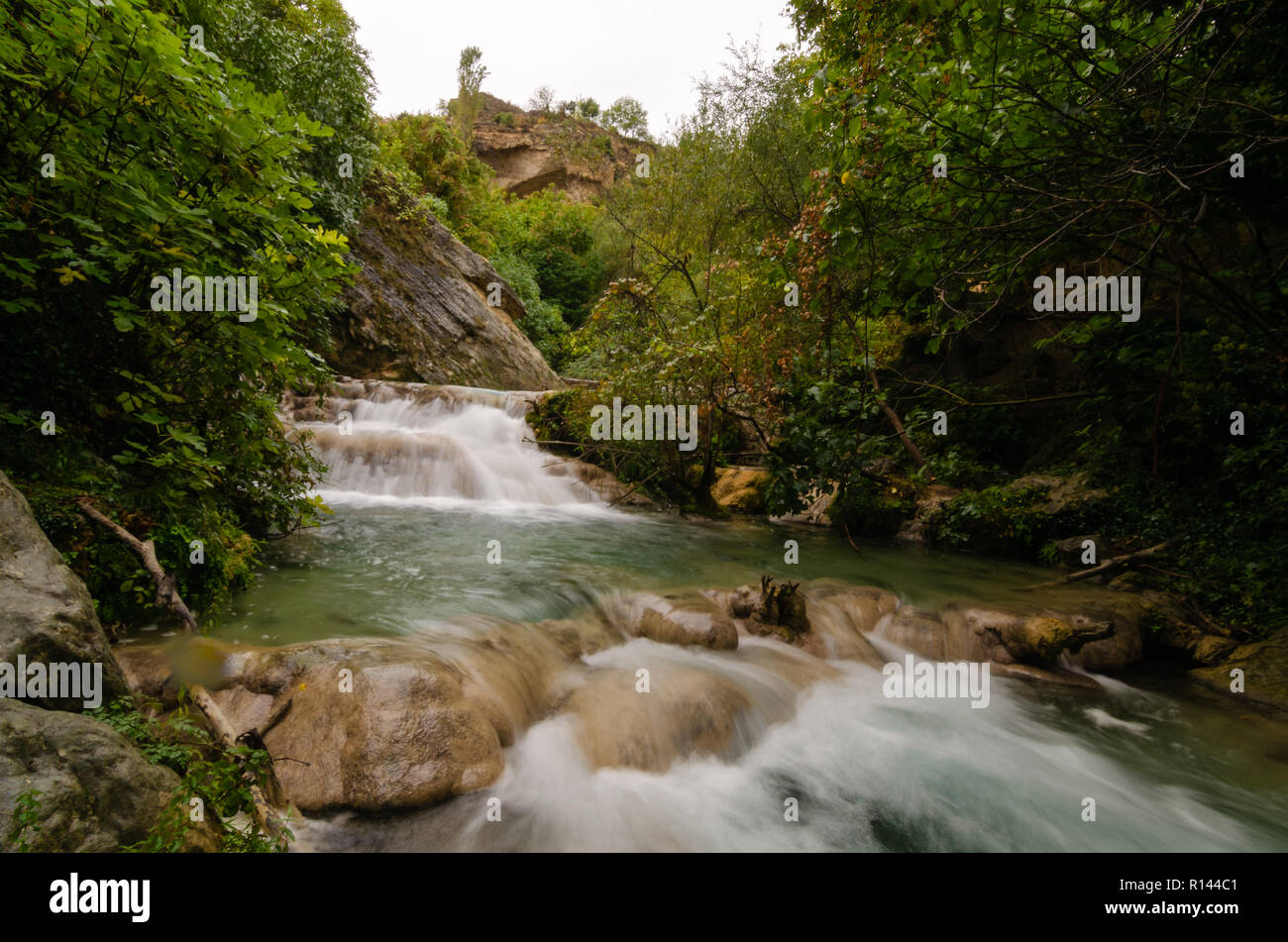 Una piccola cascata o cascata nella foresta Foto Stock