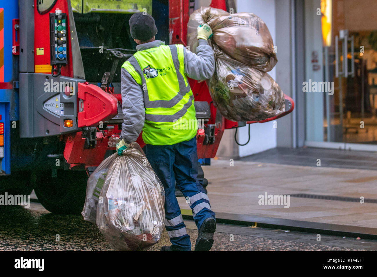 OmniDEL Terberg anteriore della linea di basso livello binlift automatico veicolo caricato da agenti di pulizia a Preston City Council. Operai in hi-vis abbigliamento caricamento tabards Costa Coffee Cafe rifiuti nel distretto centrale degli affari. Regno Unito Foto Stock