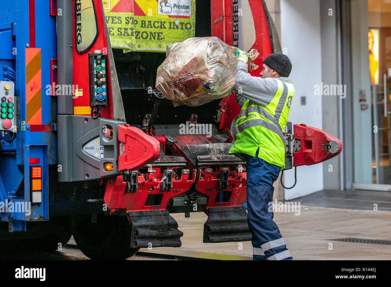 OmniDEL Terberg anteriore della linea di basso livello binlift automatico veicolo caricato da operatori addetti a Preston City Council. Operai in hi-vis abbigliamento caricamento tabards Costa Coffee Cafe rifiuti nel distretto centrale degli affari. Regno Unito Foto Stock