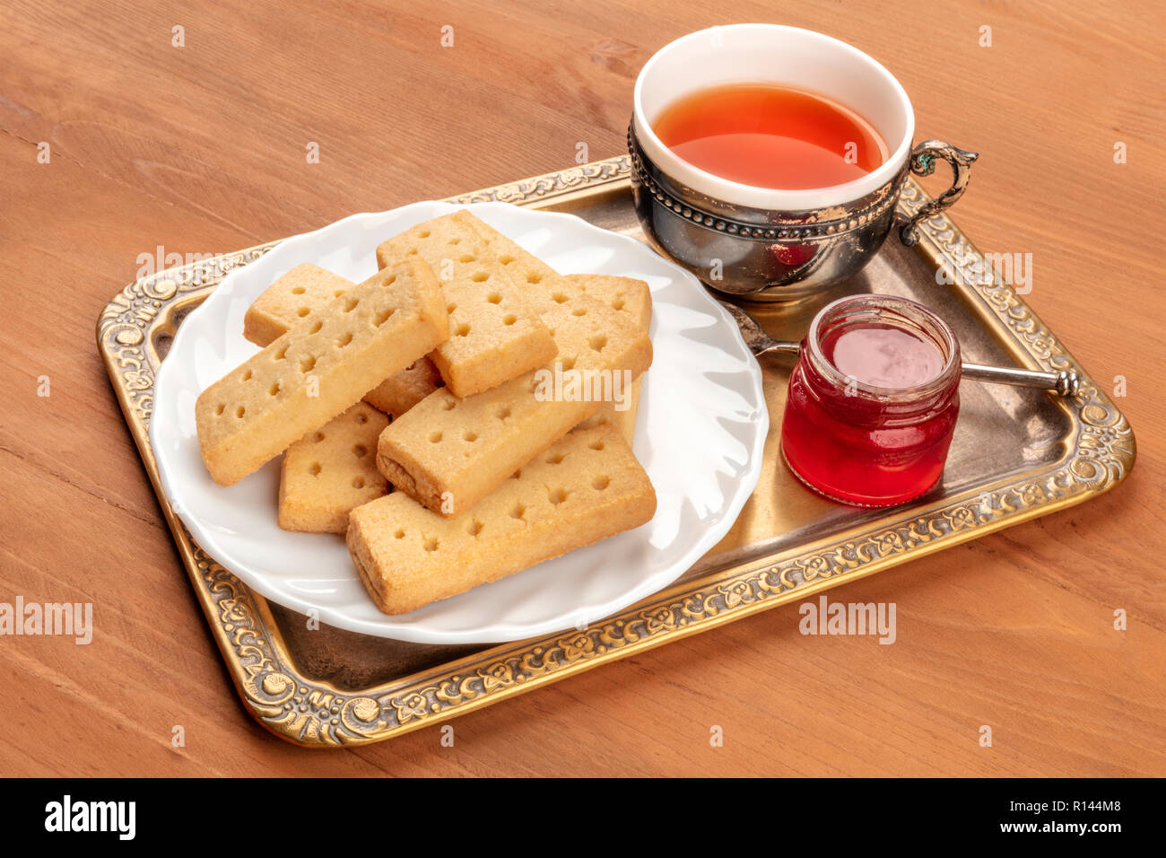 Una foto di shortbreads scozzesi, inglesi tipici biscotti al burro, su un  sfondo rustico con un vintage tazza di tè, di marmellate e di un posto per  il testo Foto stock -