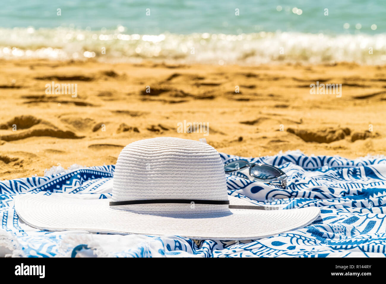 Round spiaggia asciugamano, cappello e occhiali da sole in vacanza estiva Foto Stock