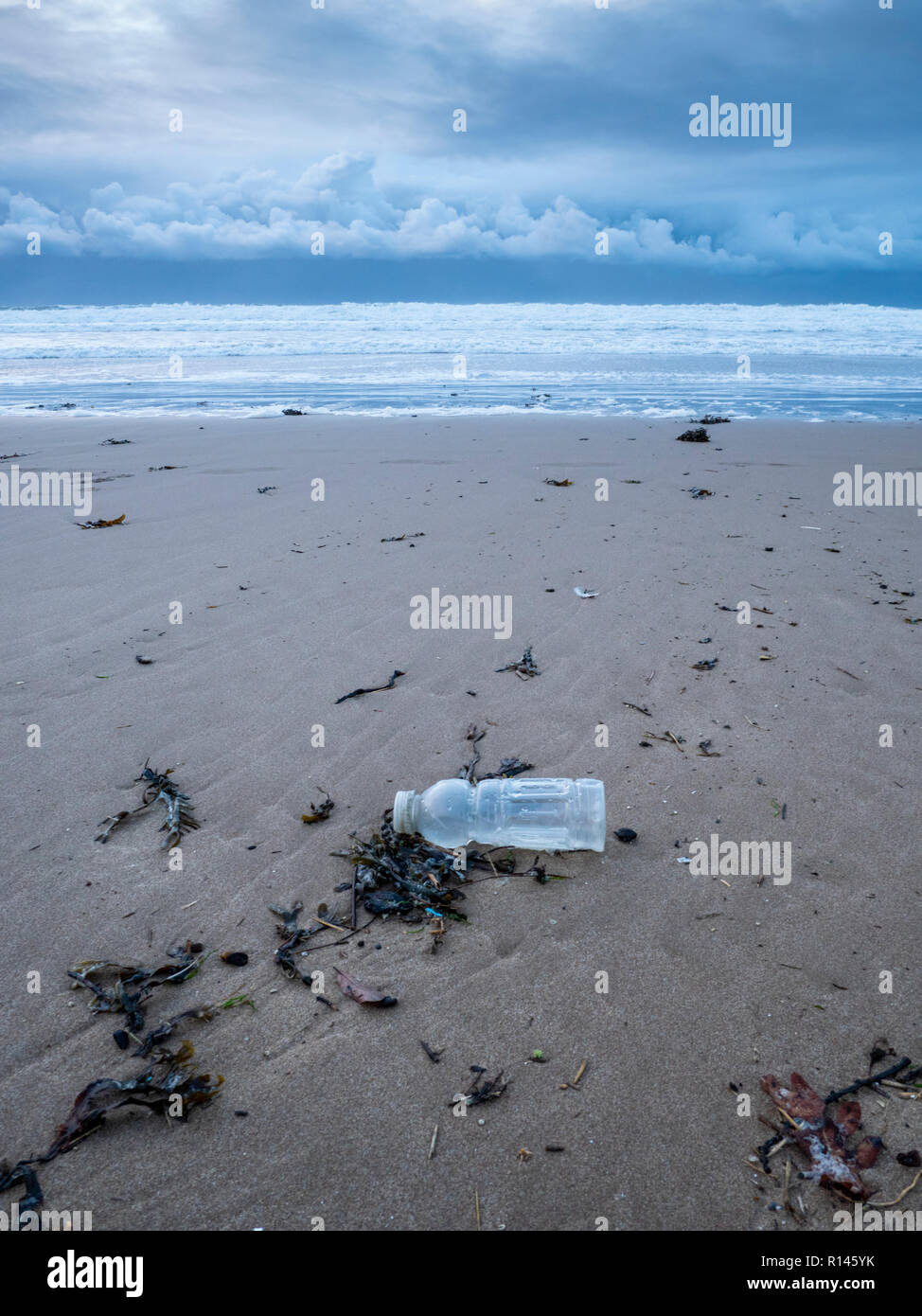 Un scartato la bottiglia di plastica su una spiaggia nel Regno Unito parte della plastica inquinamento e problemi ambientali Foto Stock
