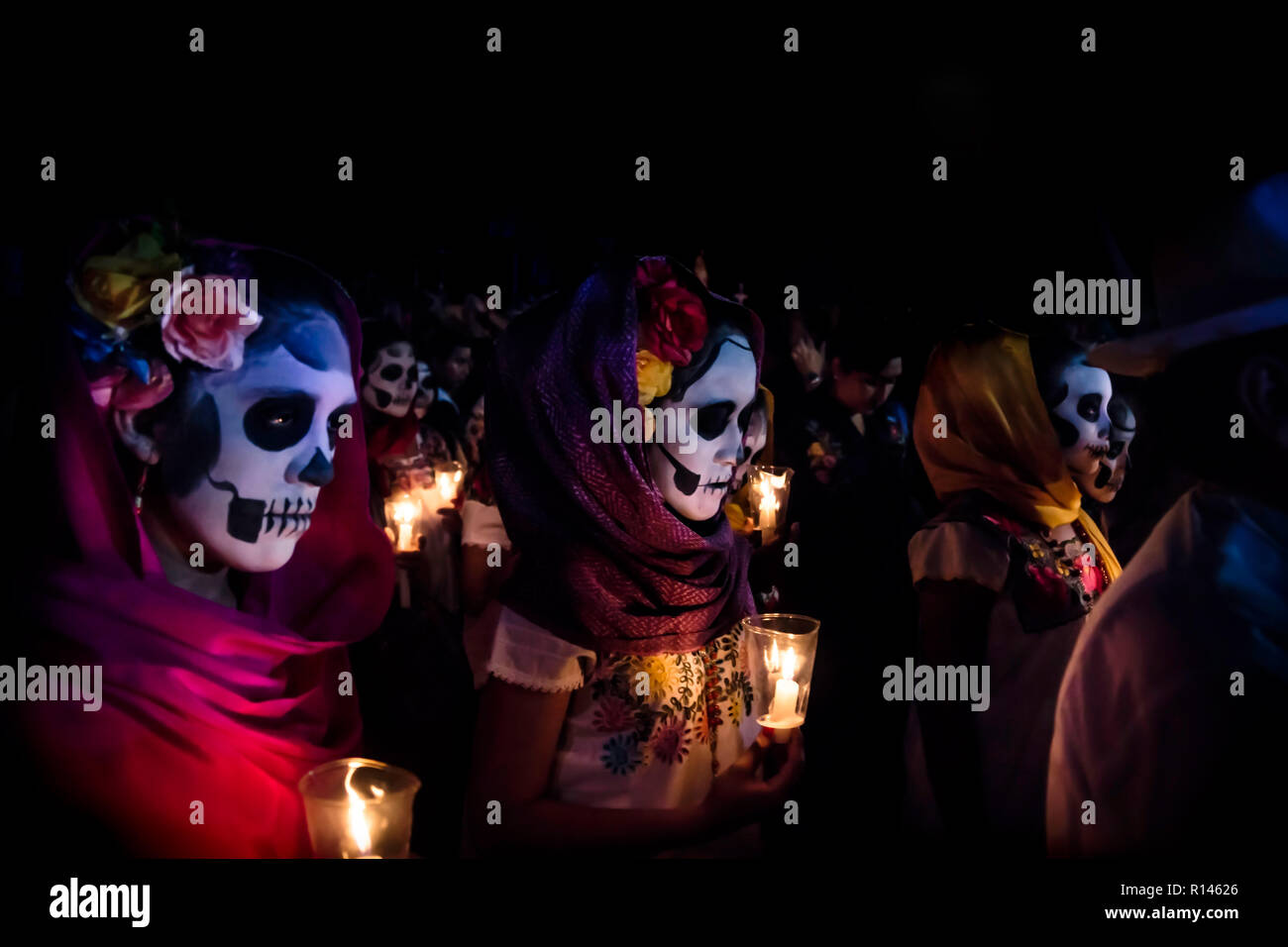 Merida, Cementerio generale, Messico - 31 Ottobre 2018: Tre donne con Catrina customes, sciarpe sulla loro testa e fiori nei capelli con cranio fare Foto Stock