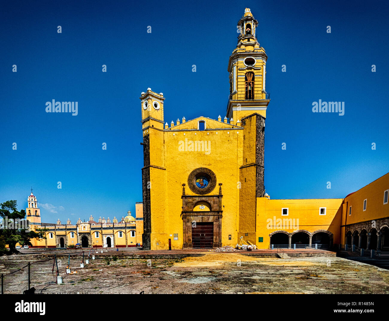 Il colore giallo brillante Ex-Convento Franciscano de San Gabriel in Cholula, Messico Foto Stock