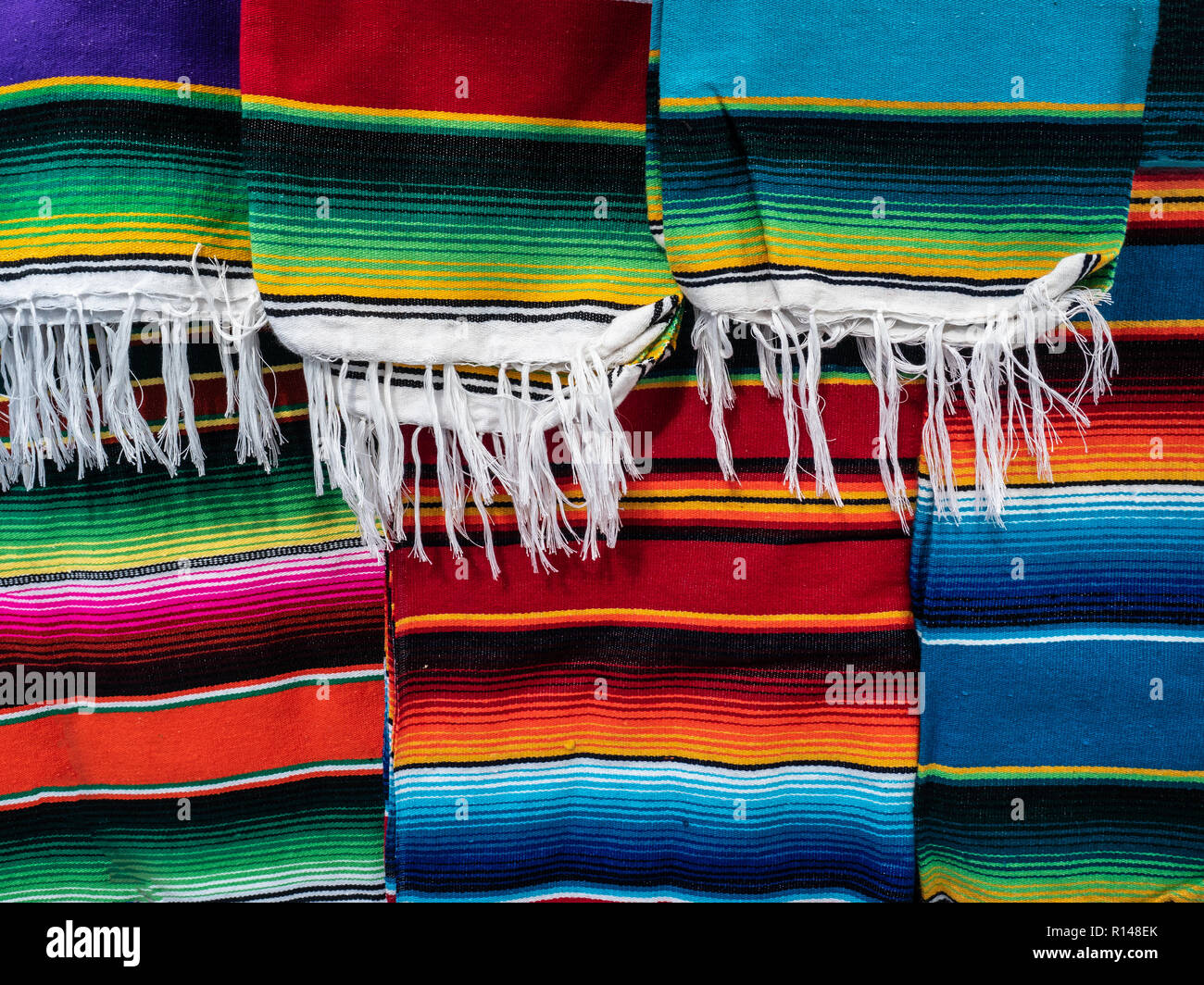Tessuti colorati Mexican coperte con frangia bianco Foto Stock