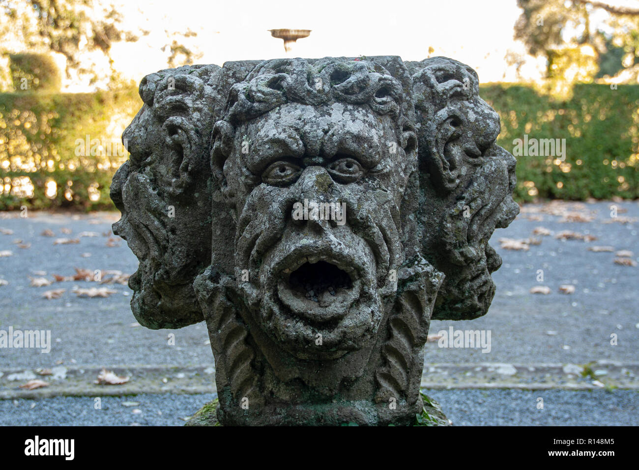 Tre facce di testa nella scultura il giardino italiano di rinascimental villa Lante di Bagnaia, Viterbo. Lazio, Italia Foto Stock