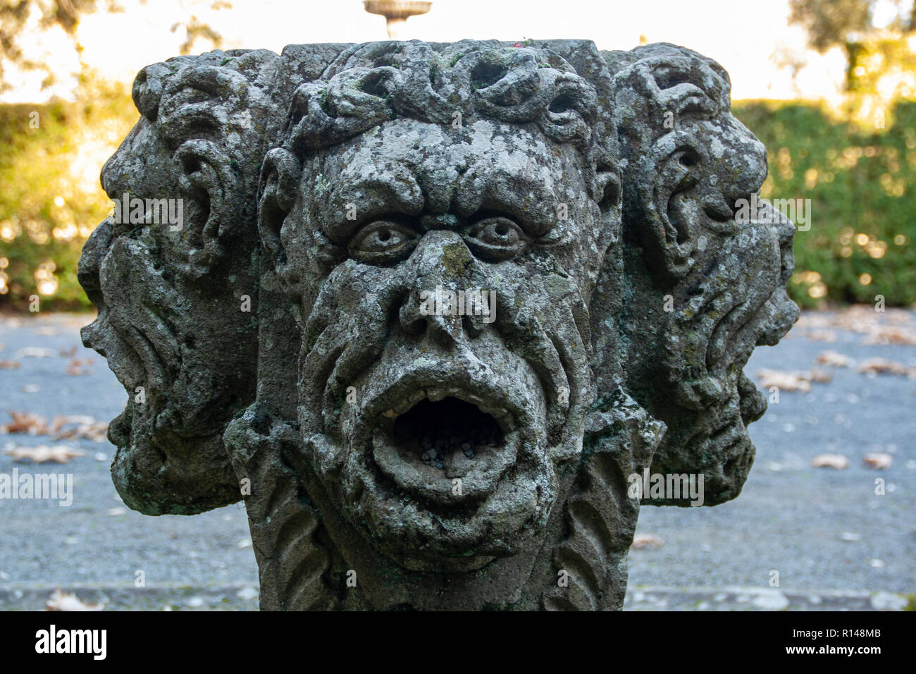 Tre facce di testa nella scultura il giardino italiano di rinascimental villa Lante di Bagnaia, Viterbo. Lazio, Italia Foto Stock