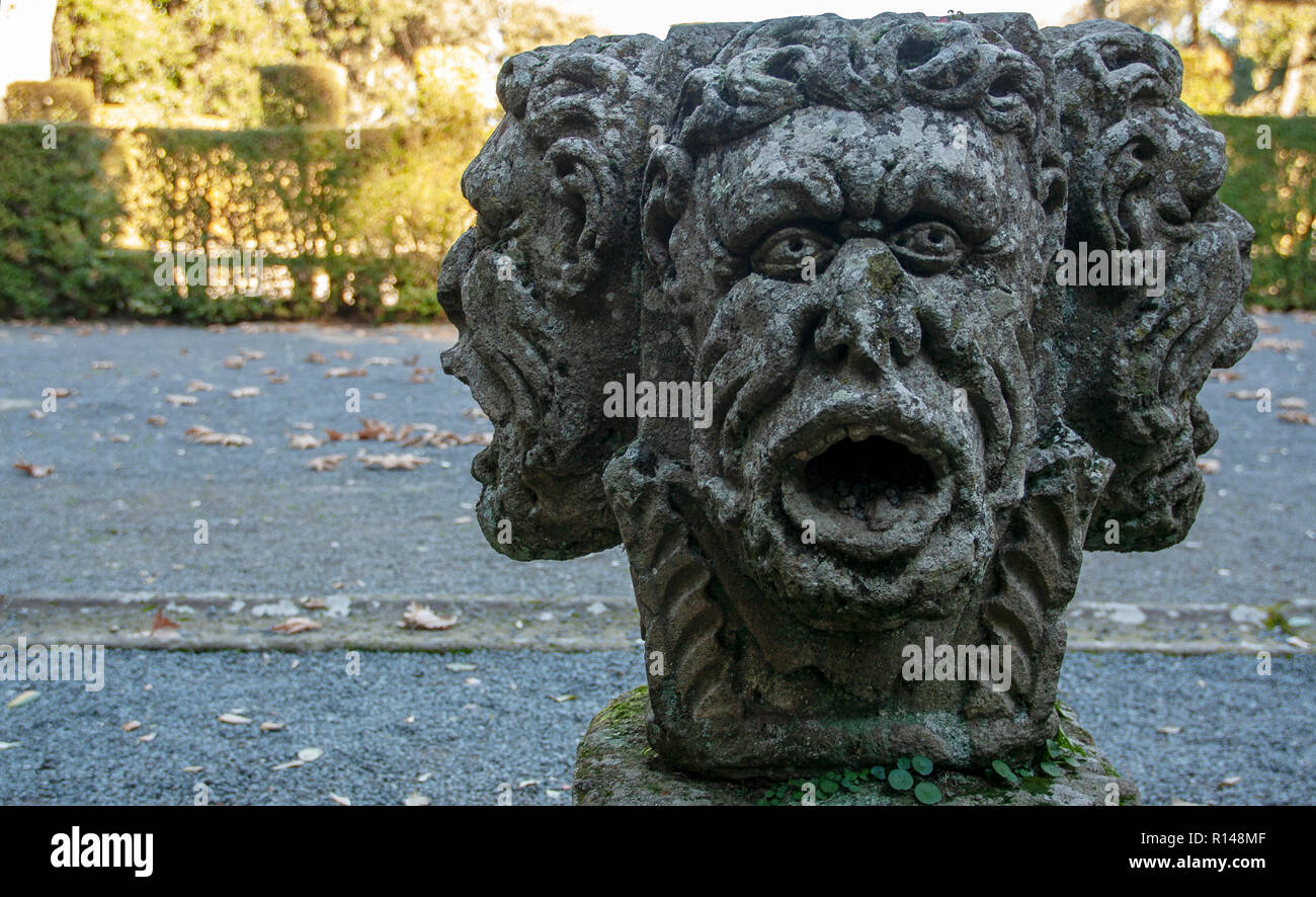 Tre facce di testa nella scultura il giardino italiano di rinascimental villa Lante di Bagnaia, Viterbo. Lazio, Italia Foto Stock