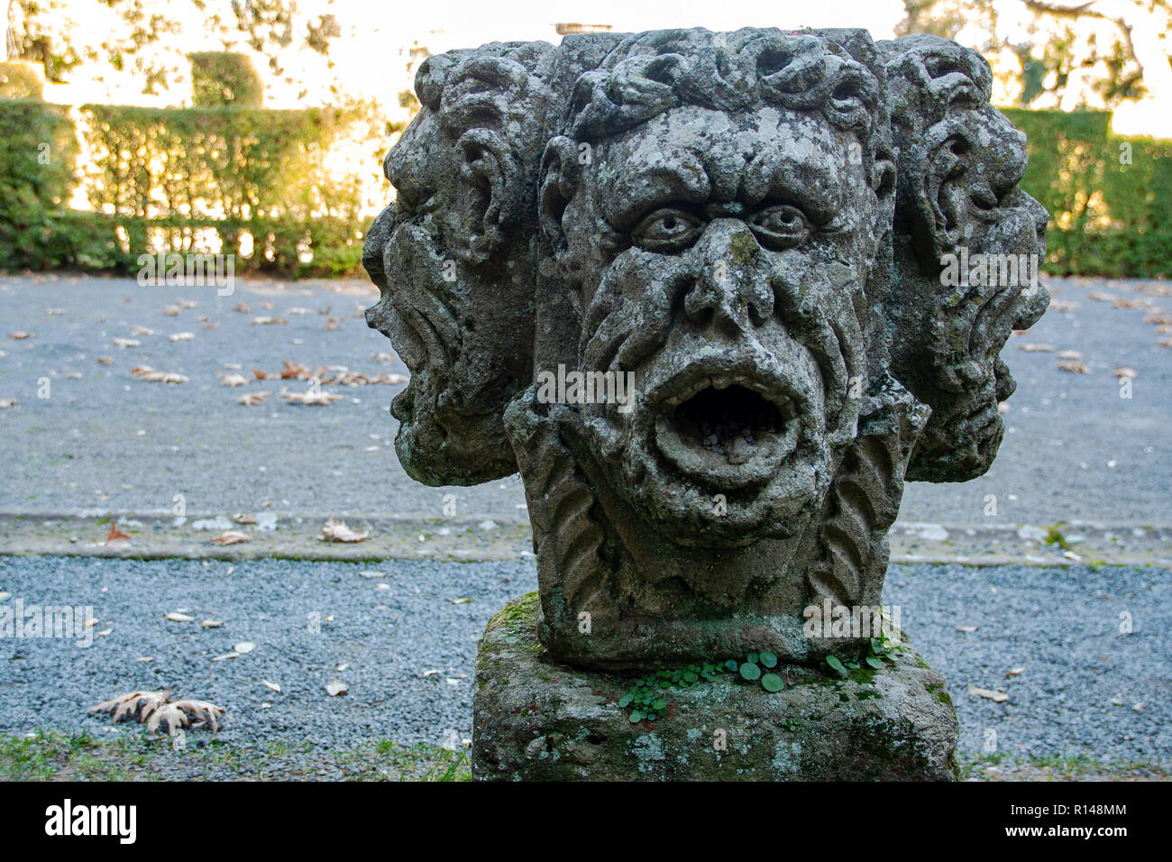 Tre facce di testa nella scultura il giardino italiano di rinascimental villa Lante di Bagnaia, Viterbo. Lazio, Italia Foto Stock