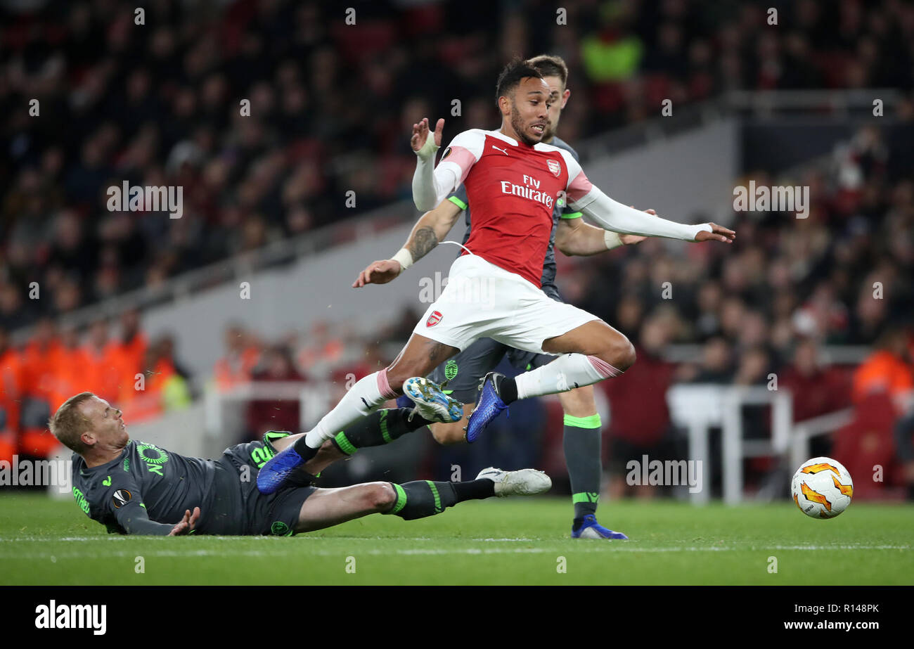 Sporting Lisbona's Jeremy Mathieu (sinistra) falli dell'Arsenal Pierre-Emerick Aubameyang e riceve un Cartellino rosso durante la UEFA Europa League, gruppo e corrisponde all'Emirates Stadium di Londra. Foto Stock