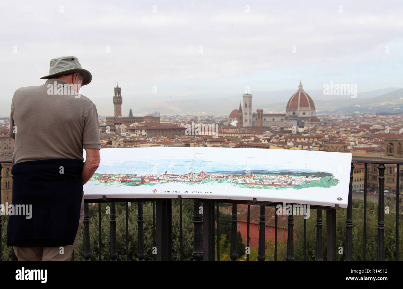 Tourist guardando sopra la città italiana di Firenze dal Piazzale Michelangelo Foto Stock