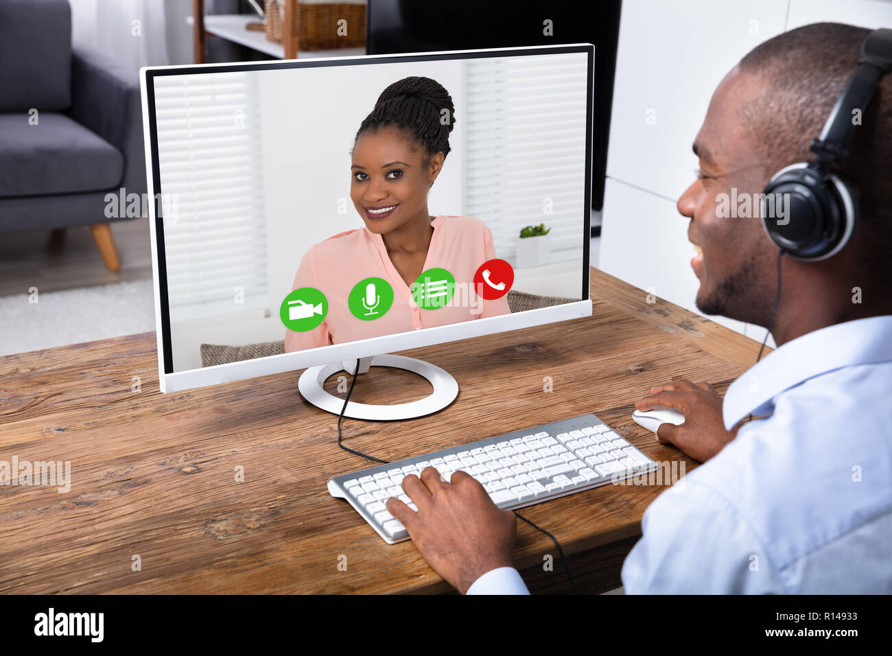 L'uomo le videoconferenze con la Giovane donna sul computer Foto Stock