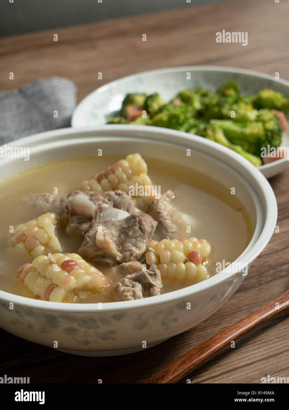 Cinese tradizionale cibo, il mais e la zuppa spareribs Foto Stock