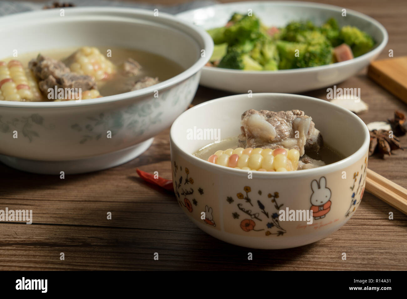 Cinese tradizionale cibo, il mais e la zuppa spareribs Foto Stock