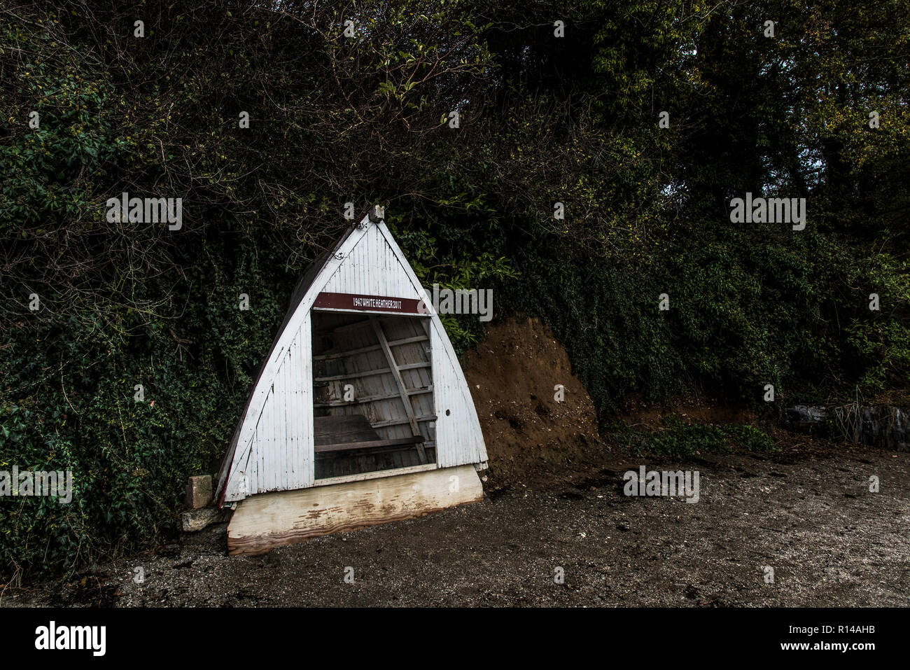 Un rifugio ricavato da una vecchia prua di una barca sulle rive del fiume Gannel a Newquay in Cornovaglia. Foto Stock