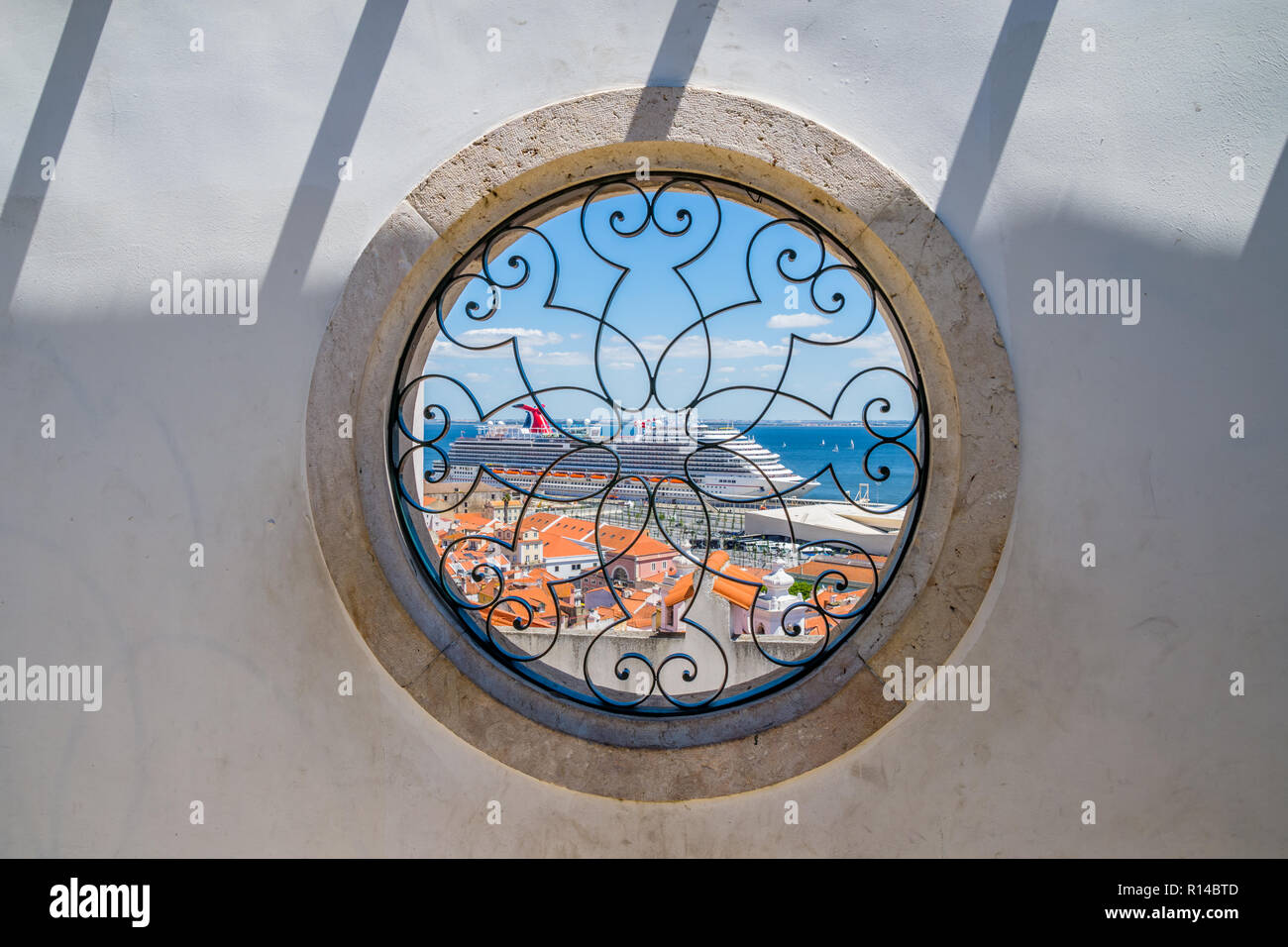 Finestra a Lisbona una vera e propria crociera destinazione Foto Stock