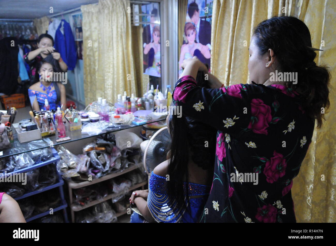 La riflessione di una bella sposa cambogiano ottenendo i suoi capelli fatto durante la preparazione per un tradizionale matrimonio Khmer. Phnom Penh Cambogia. © Kraig Lieb Foto Stock