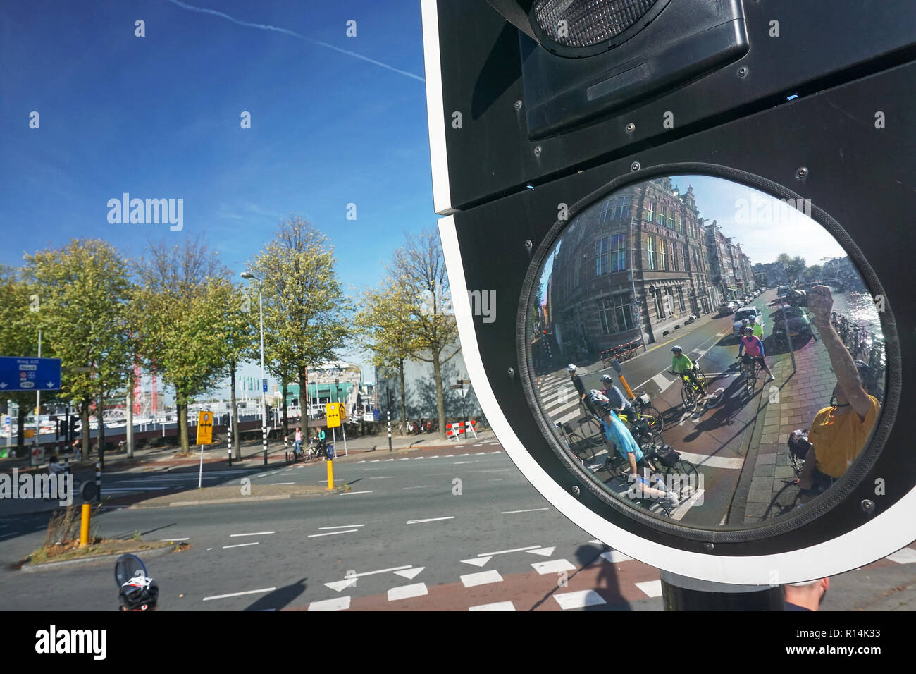 Il traffico specchio che riflette i motociclisti lungo le strade di Amsterdam. Foto Stock