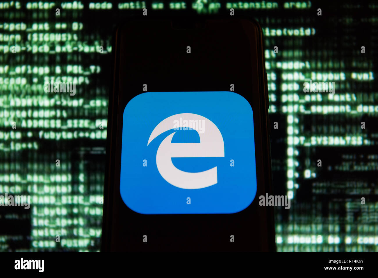 Microsoft logo di bordo è visto su un androide dispositivo mobile. Foto Stock