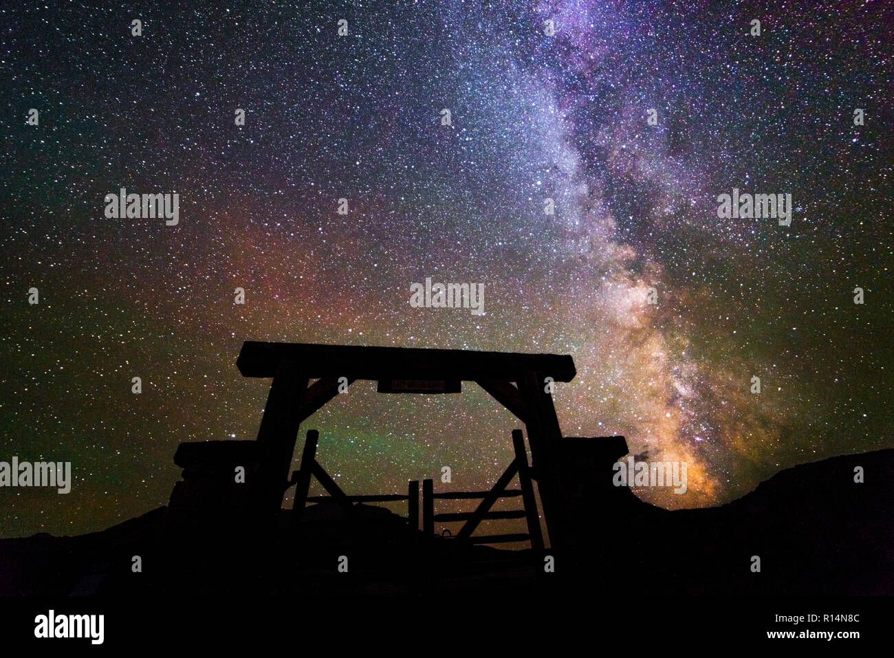 RIDGWAY COLORADO USA - Via Lattea stelle su ultimo dollaro Ranch gate, Ridgway Colorado Foto Stock