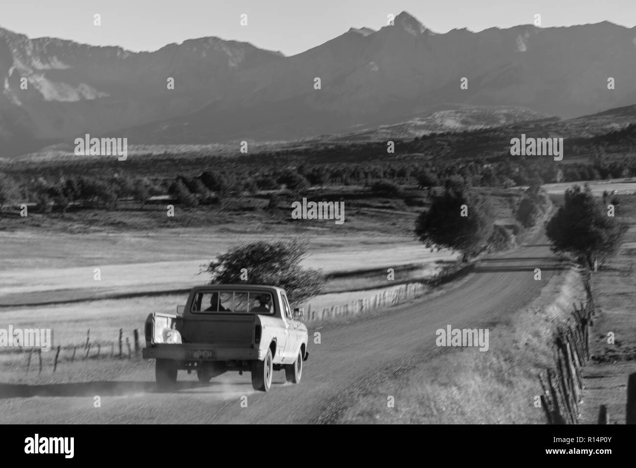 Settembre 28, 2018, STATI UNITI D'AMERICA - pickup truck rigidi County Road 24 vicino Ridgway Colorado guardando verso San Juan Mountains Foto Stock