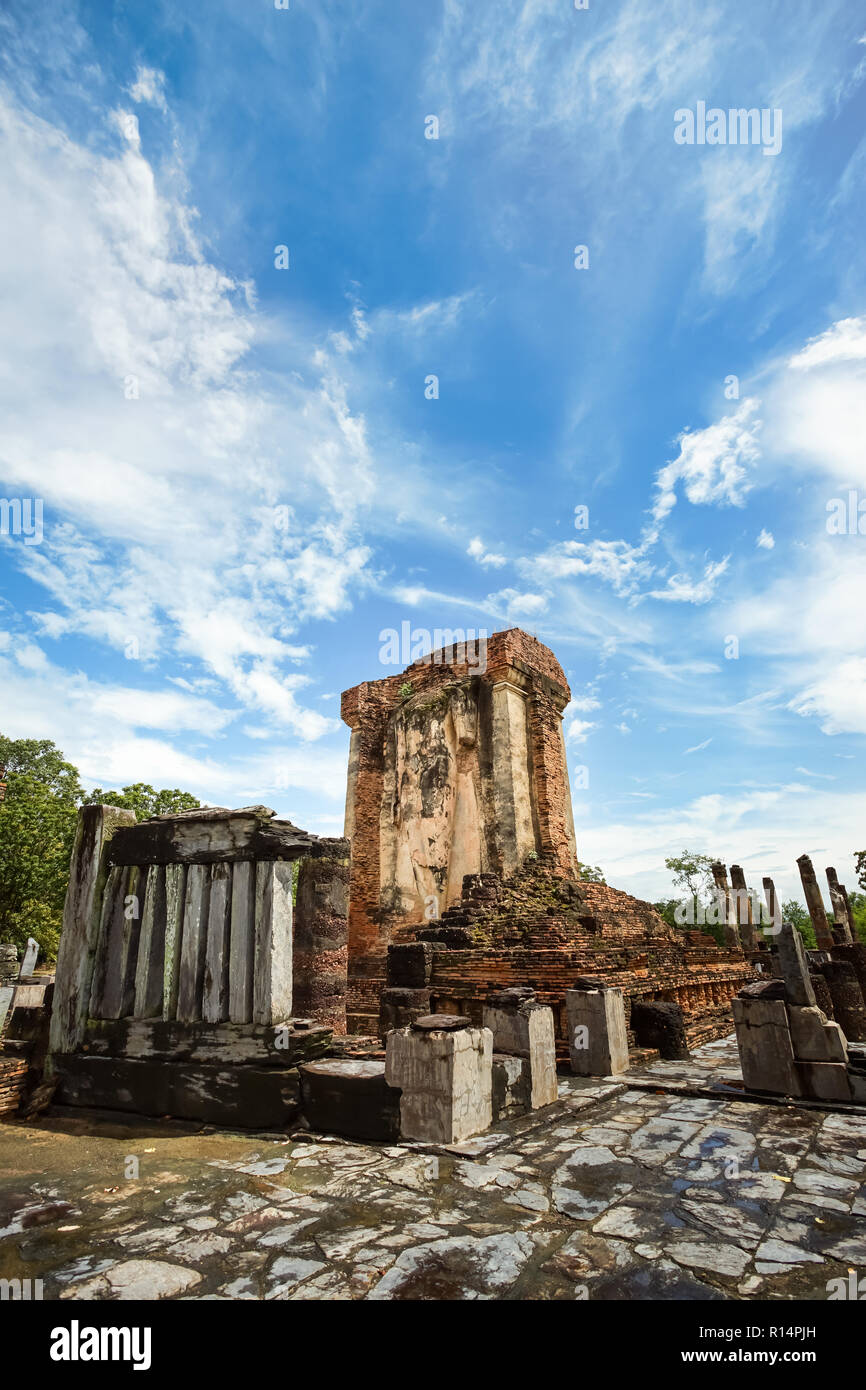 Antico rovinato Wat Chetuphon in Sukhothai Historical Park, provincia di Sukhothai, Thailandia Foto Stock