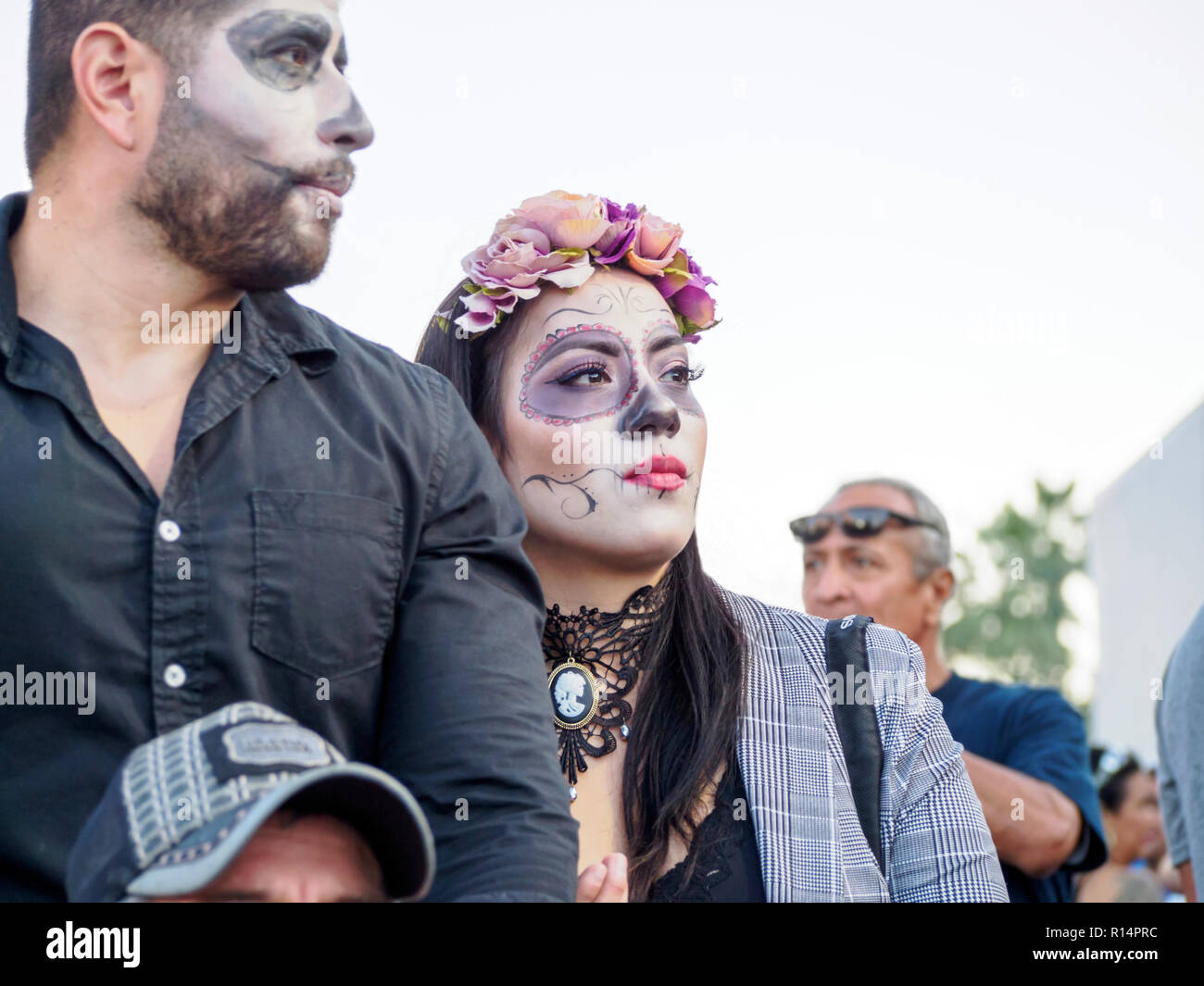 Un uomo e una donna in vernice faccia al 2018 Dia de los Muertos celebrazione nel Corpus Christi, Texas USA. Foto Stock