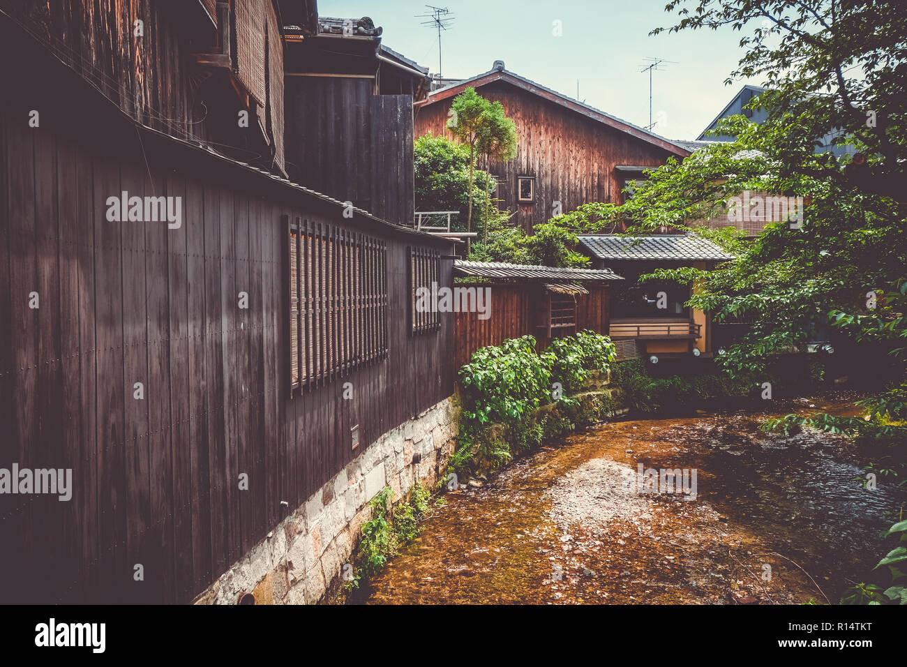 Case tradizionali giapponesi sul Fiume Shirakawa nel quartiere Gion, Kyoto, Giappone Foto Stock