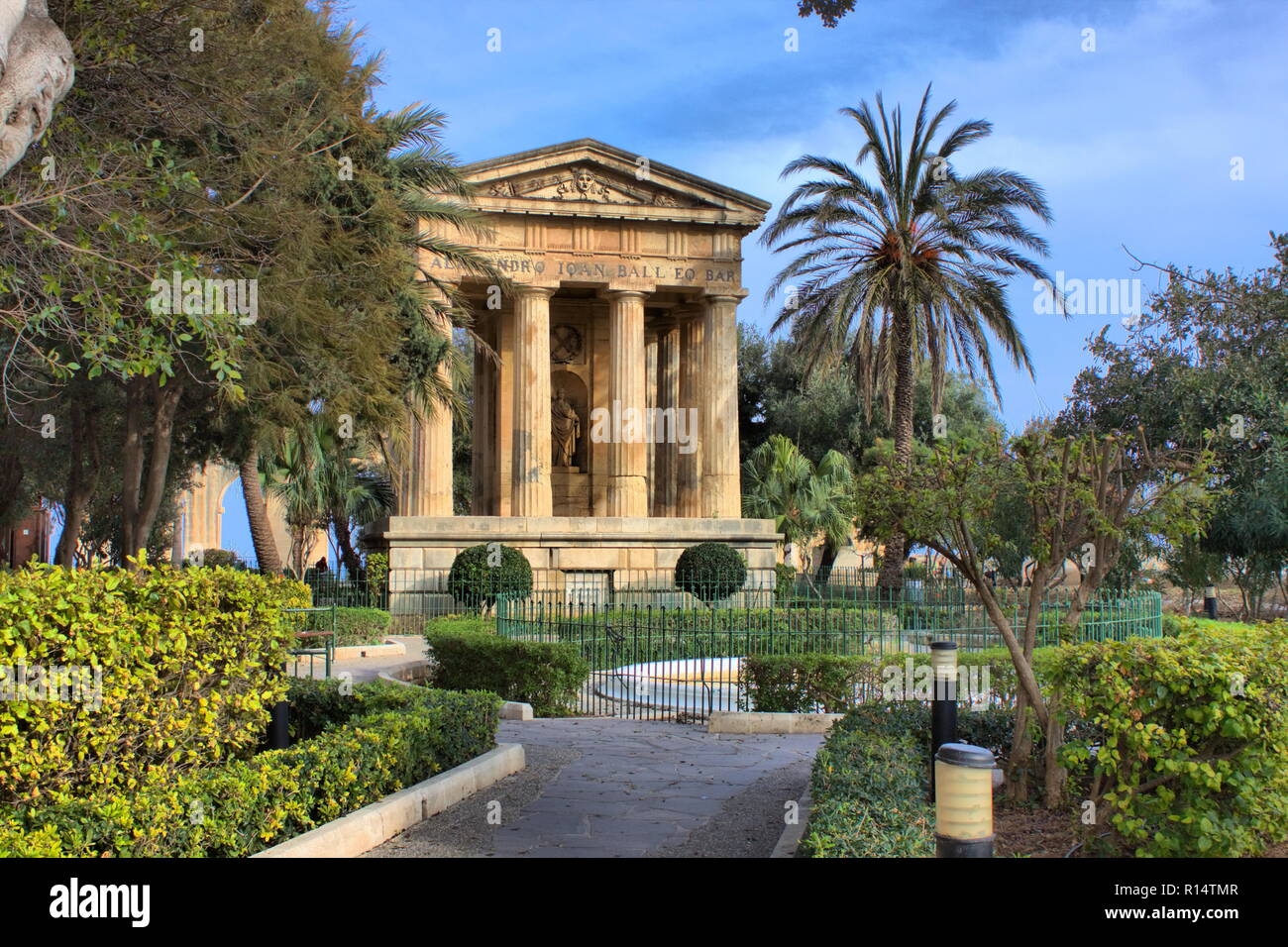 Lower Barrakka giardino pubblico e il monumento a Alexander Ball nella città vecchia Valletta, Malta Foto Stock