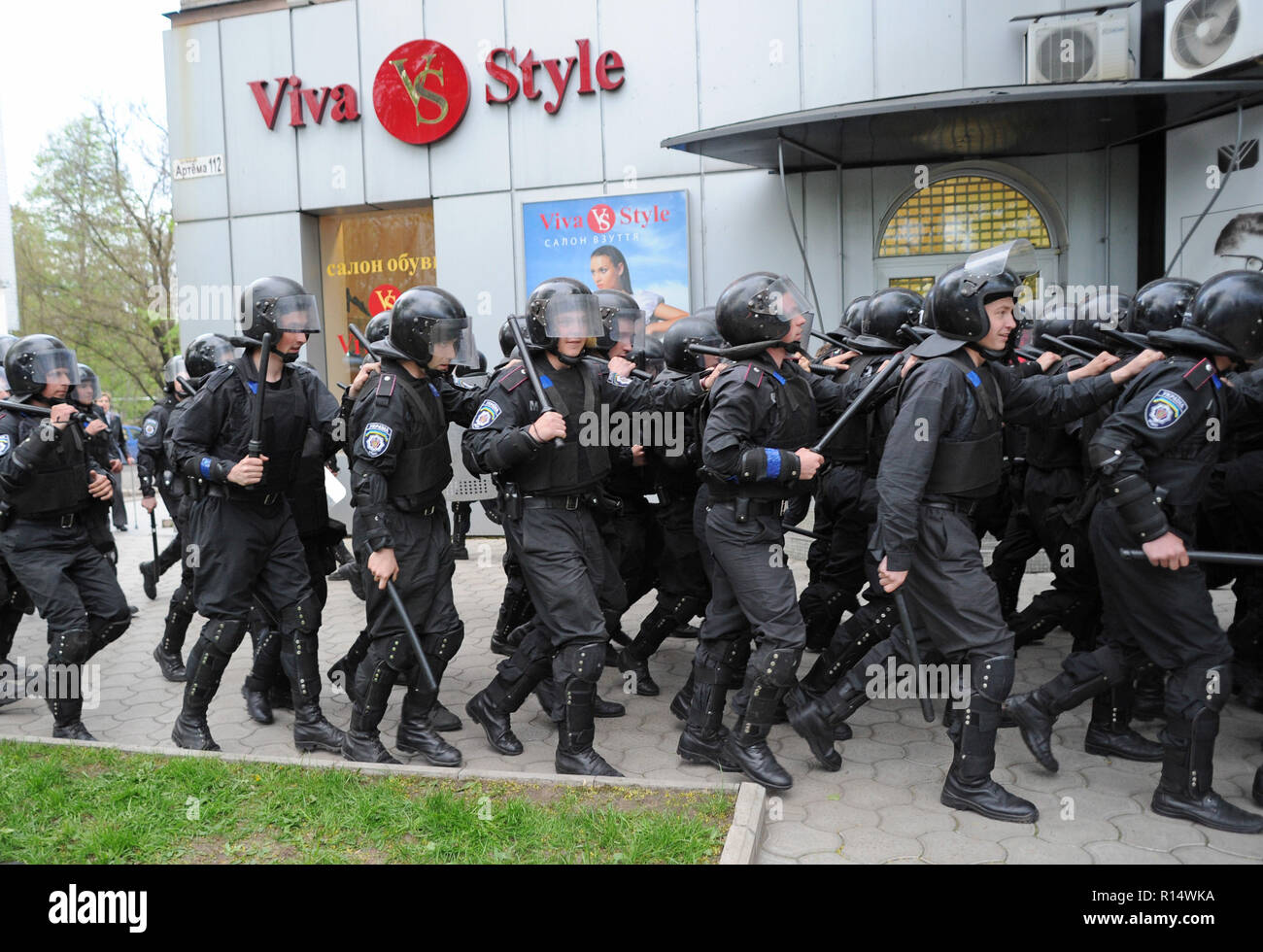 Aprile 28, 2014 - Donetsk, Ucraina: Ucraino polizia si muovano per proteggere una dimostrazione pacifica degli ucraini in favore dell unità del loro paese. Nonostante la protezione della polizia, un gruppo di pro-Russia separatisti attaccato violentemente e disperso i manifestanti pacifici.La pro-russo gruppo separatista, per la maggior parte giovani di Balaclava, allora celebrato le loro azioni da urlando avevano fracassato "fascisti". Une manifestazione pacifique en faveur de l'unite de l'Ucraina a Donetsk est brutalement dispersee par des groupes separatistes pro-russes armes de manganelli et, pour certuni, d'armes blanc Foto Stock
