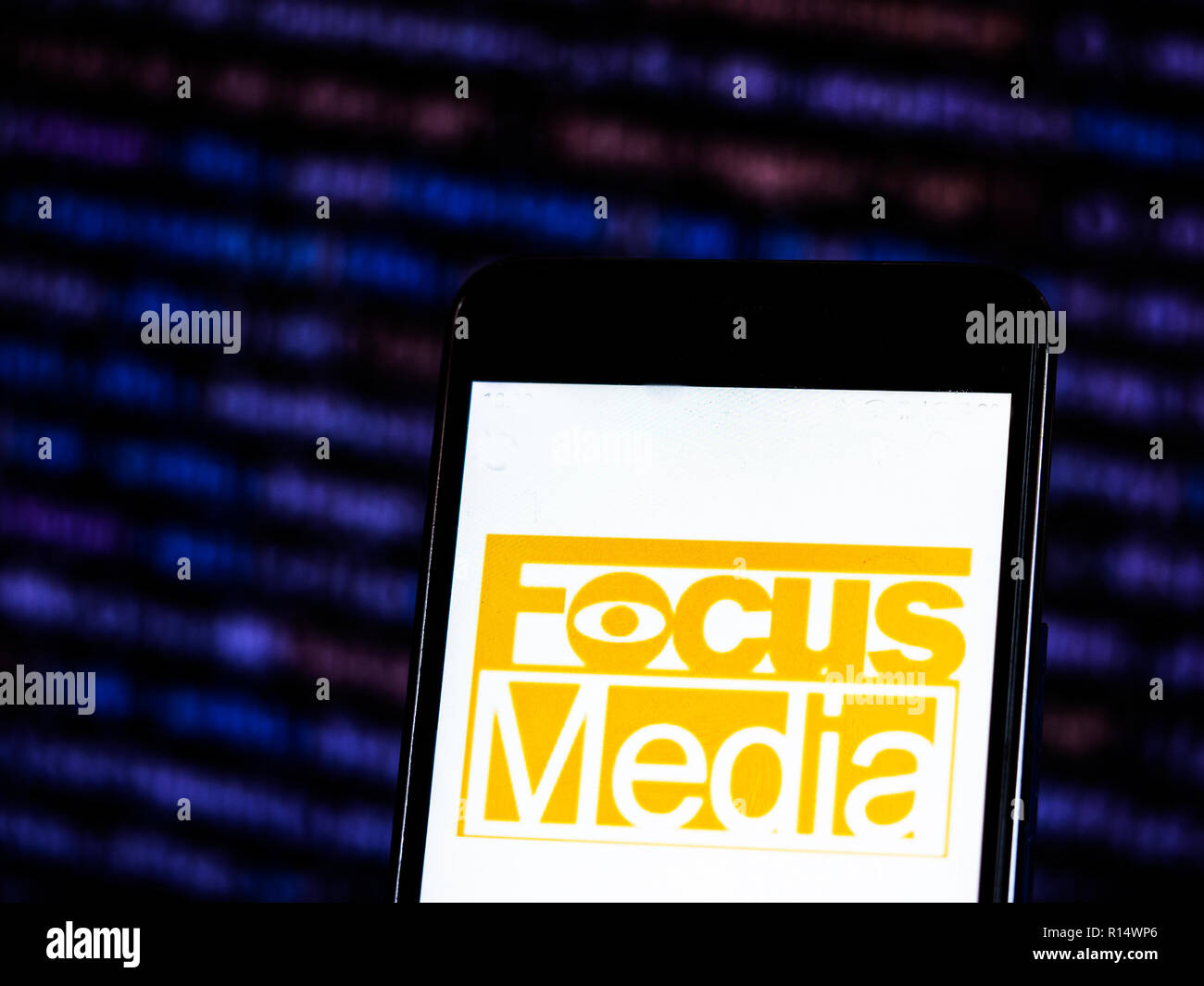 Focus Media Company logo che si vede visualizzato sul telefono intelligente. Focus Media Information Technology precedentemente Focus Media Holding è una società cinese che gestisce la più grande out-of-home Rete pubblicitaria in quel paese, costituito prevalentemente da schermi di digital signage e sostiene di possedere il paese più grande agenzia di pubblicità Internet. Foto Stock