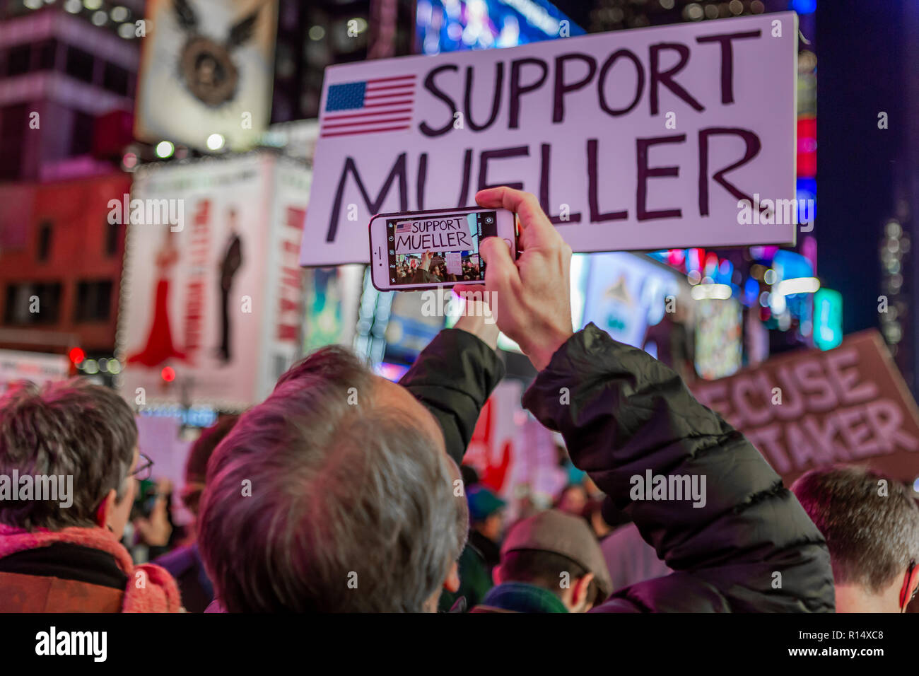 Un manifestante visto scattare una foto della propria opera durante la protesta. Migliaia di arrestare le strade di New York City, dopo una chiamata a livello nazionale per proteggere consulente speciale Robert Mueller, che sta esaminando possibili ostruzione alla giustizia da Donald Trump e i membri della sua presidential Inner Circle. Foto Stock