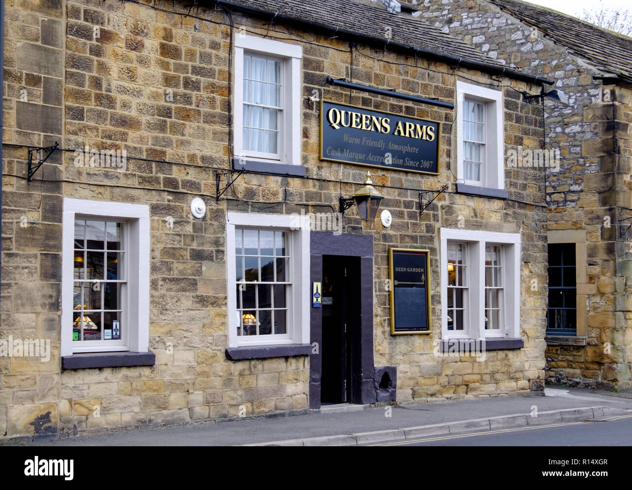 Bakewell, una città di mercato nel Derbyshire Dales, Derbyshire, Regno Unito Inghilterra il Queens Arms Pub Foto Stock