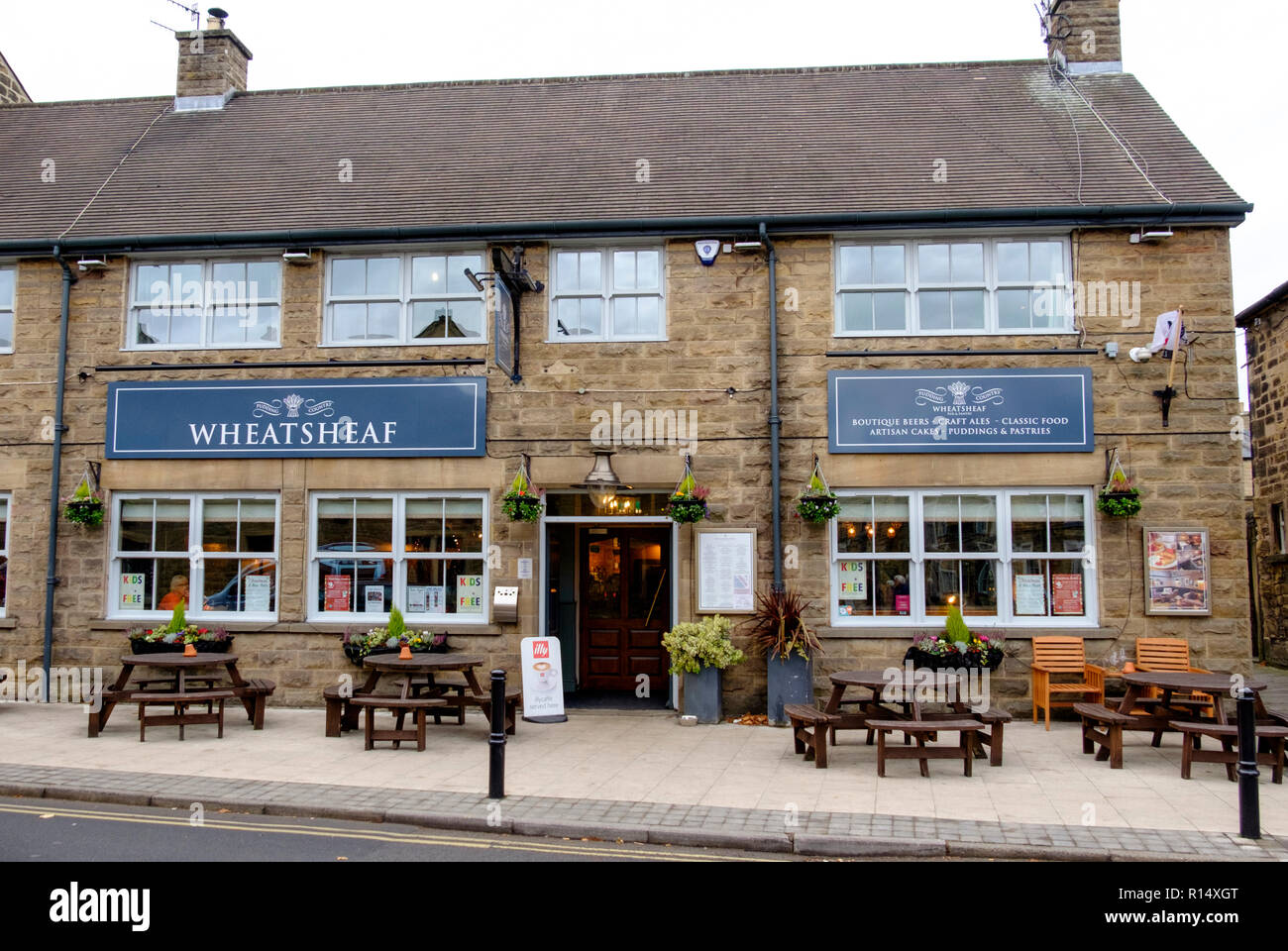 Bakewell, una città di mercato nel Derbyshire Dales, Derbyshire, Inghilterra pub Wheatsheaf Foto Stock