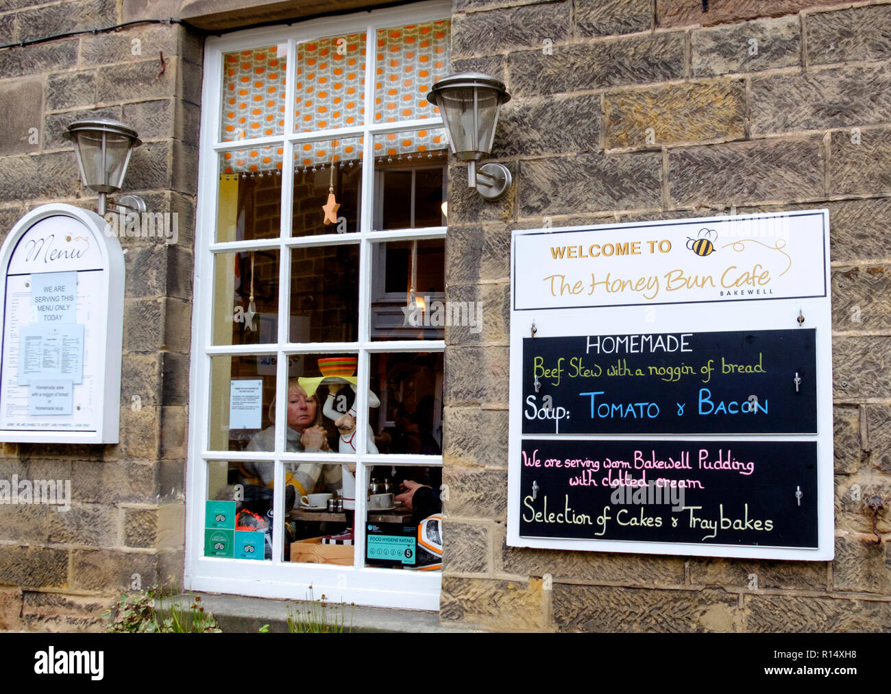 Bakewell, una città di mercato nel Derbyshire Dales, Derbyshire, Regno Unito Inghilterra l'Honeybee Cafe Foto Stock