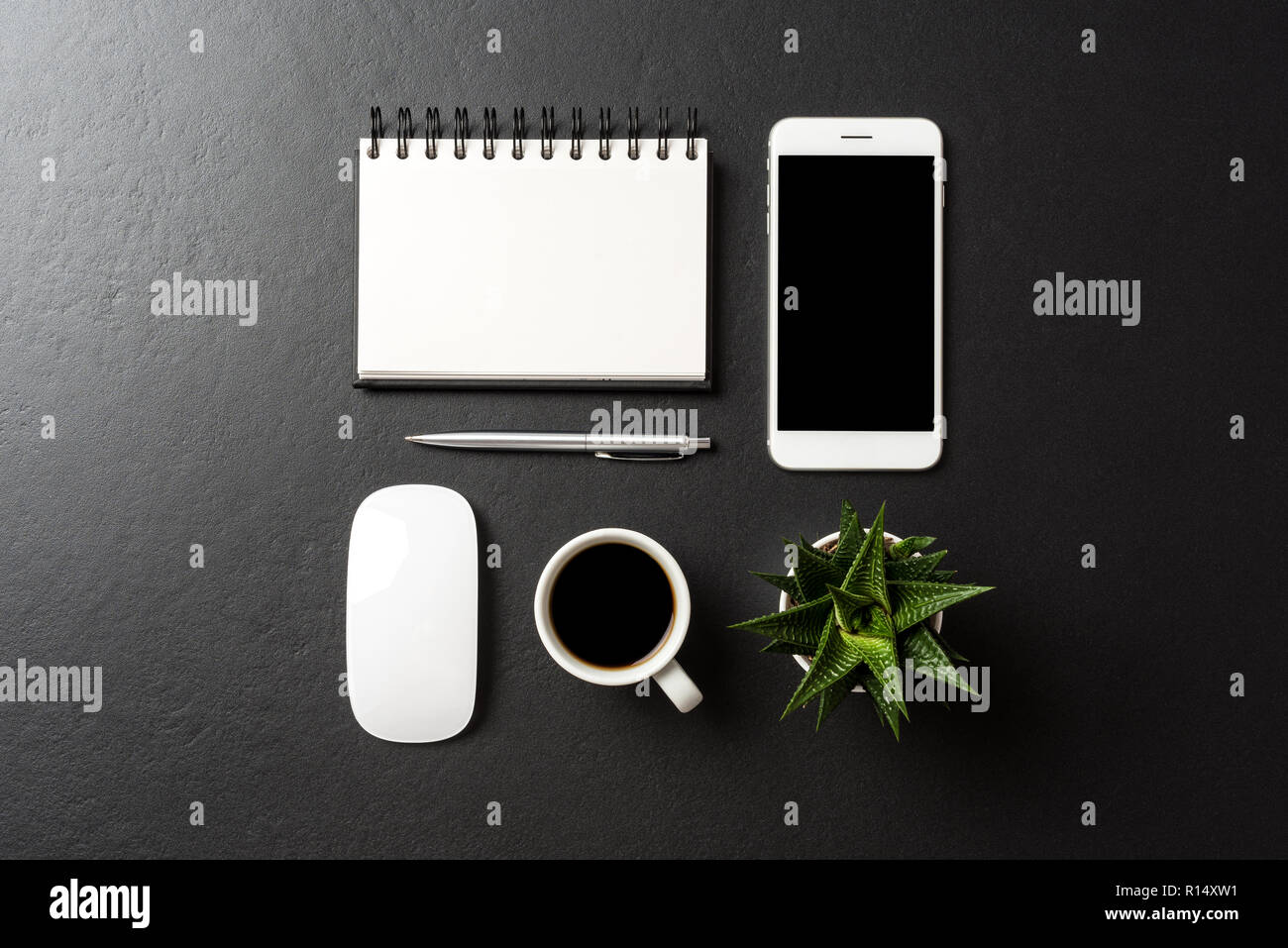 Gli accessori business su sfondo scuro con spazio di copia Foto Stock