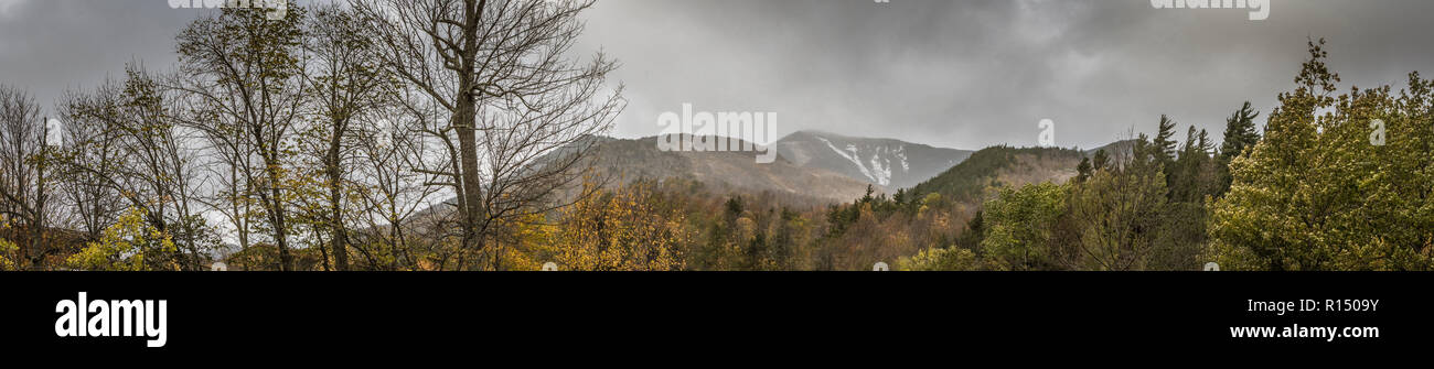 Vista panoramica di Whiteface Mountain primo giorno di inverno vicino a Lake Placid NY Foto Stock