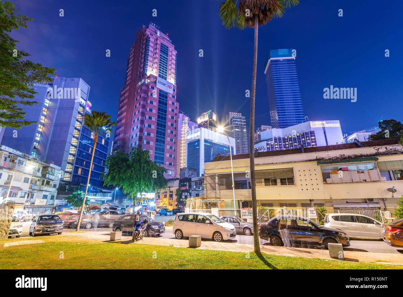 KUALA LUMPUR, Malesia - 23 Luglio: vista notturna di grattacieli moderni edifici nell'area del centro cittadino nei pressi di Bukit Bintang sulla luglio 23, 2018 a Kuala Lumpur Foto Stock