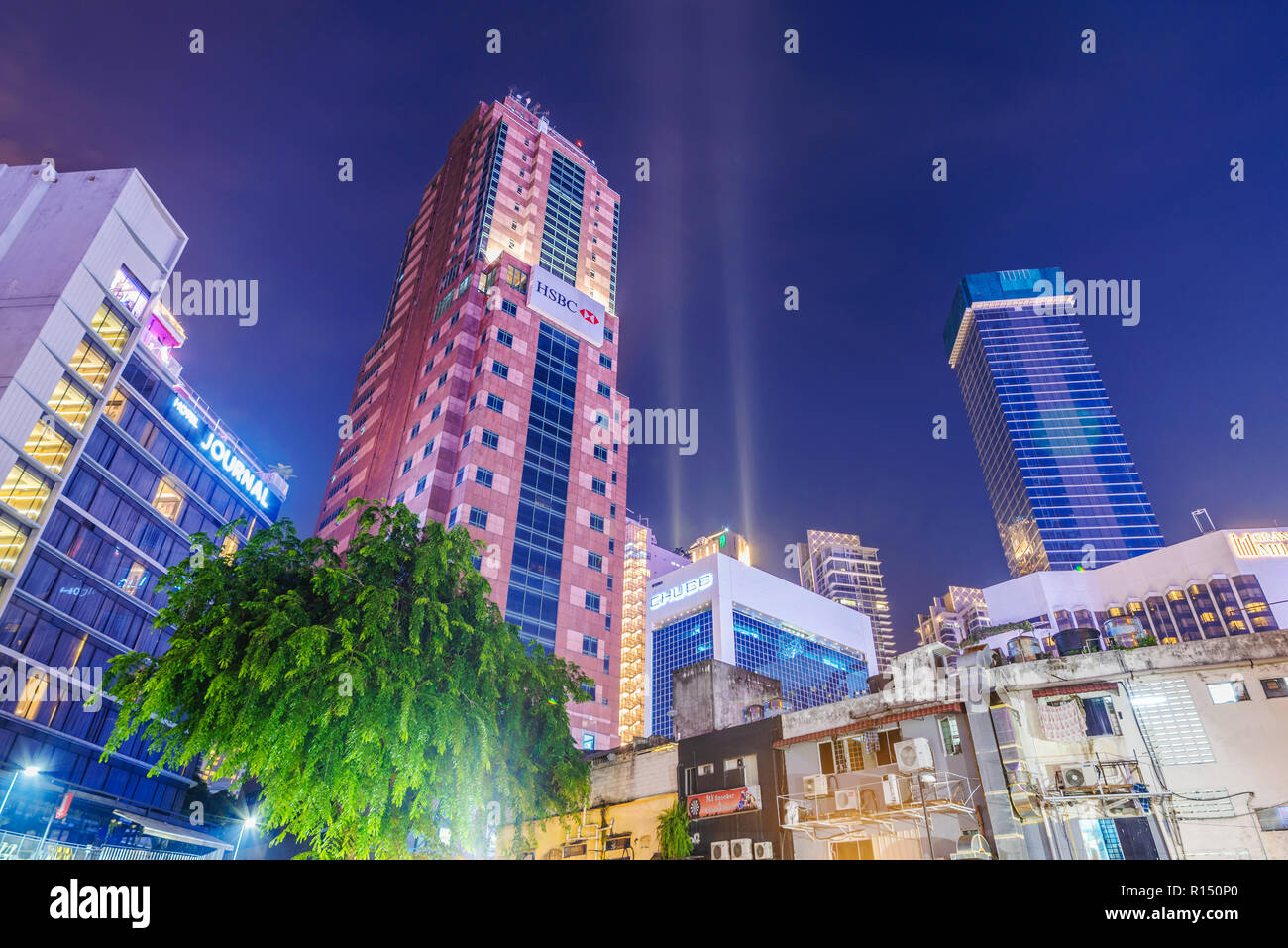 KUALA LUMPUR, Malesia - 23 Luglio: vista notturna di grattacieli moderni edifici nell'area del centro cittadino nei pressi di Bukit Bintang sulla luglio 23, 2018 a Kuala Lumpur Foto Stock