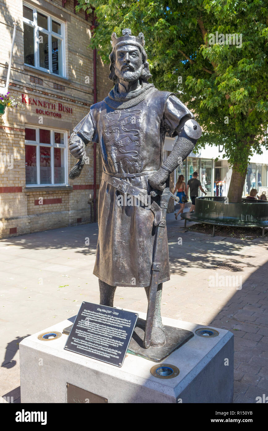 King's Lynn Norfolk statua in bronzo di Re Giovanni da Alan Beattie Herriot 2016 Nuovo Conduit Street VANCOUVER TRIMESTRE King's Lynn Norfolk Inghilterra GB UK Foto Stock