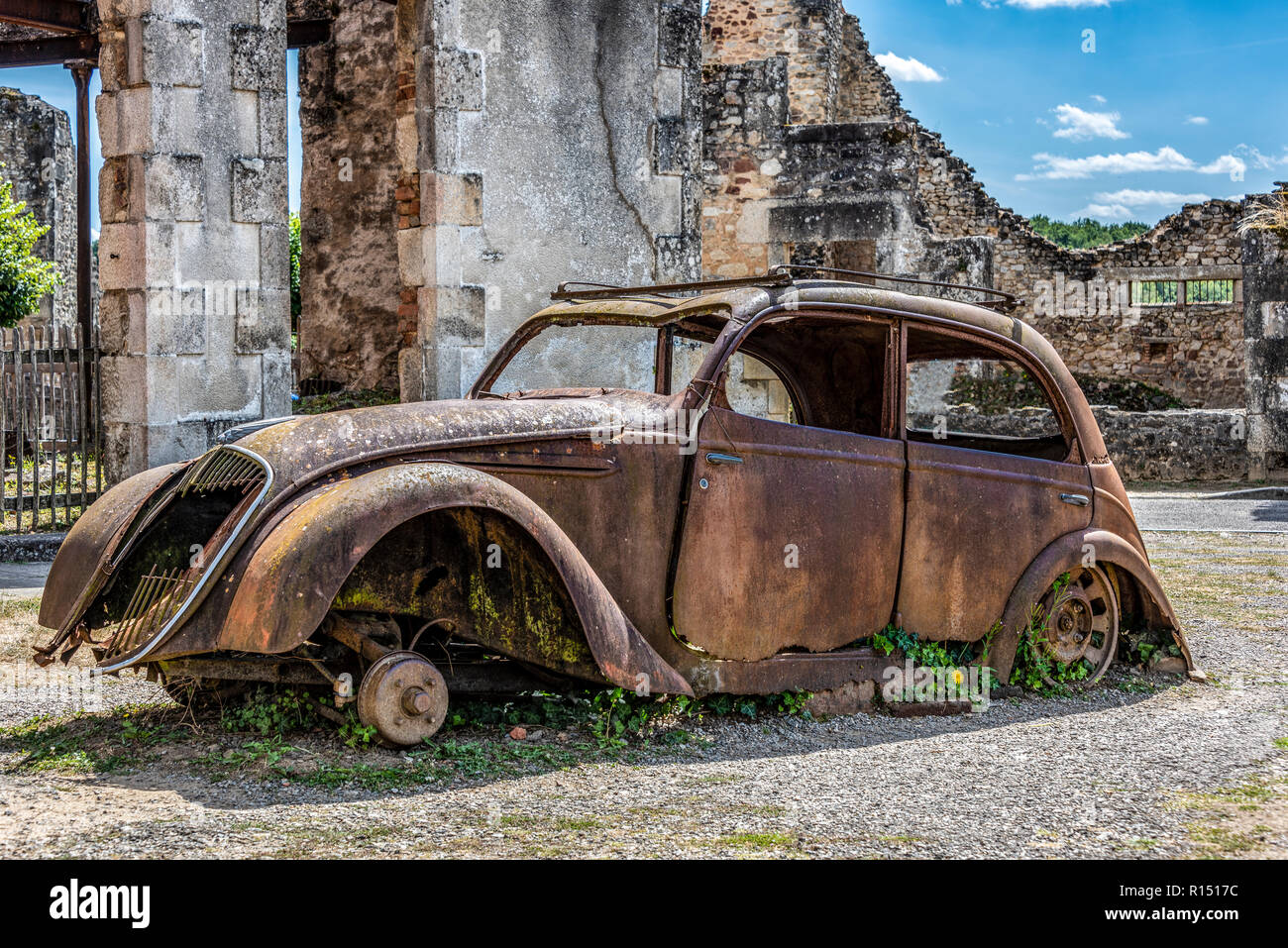 Retrò automobili arrugginite da Oradour-Sur-Glane, Francia Foto Stock