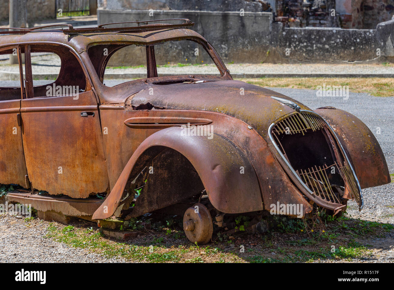 Retrò automobili arrugginite da Oradour-Sur-Glane, Francia Foto Stock