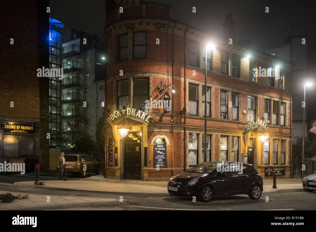 Duck & Drake Pub nel Kirkgate area nel centro della città di Leeds di notte Foto Stock