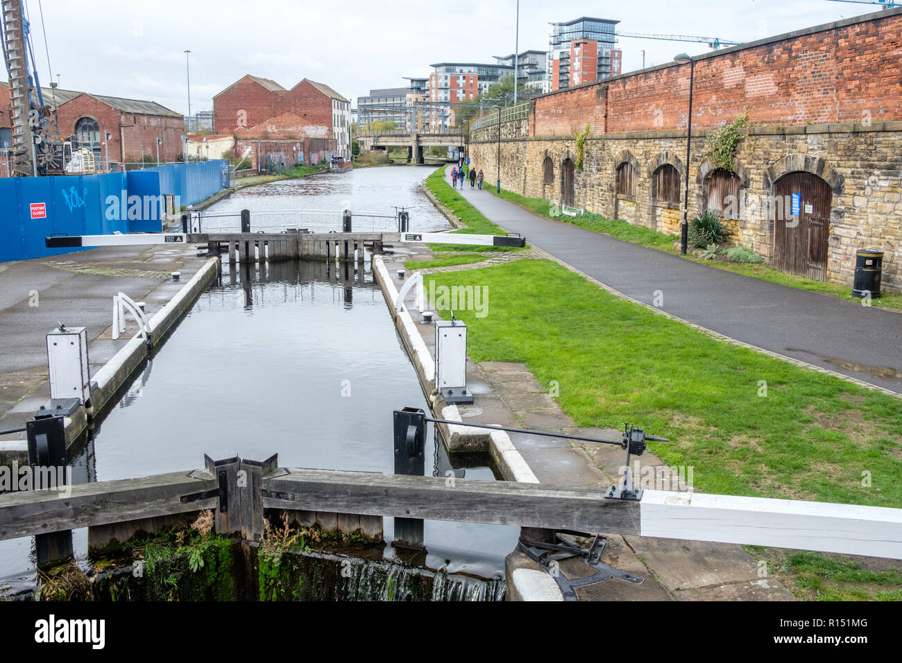 Leeds e Liverpool Canal a Granary Wharf nel centro della città di Leeds, Regno Unito. Il canale è di 127 miglia lungo e comprende 91 si blocca. Foto Stock