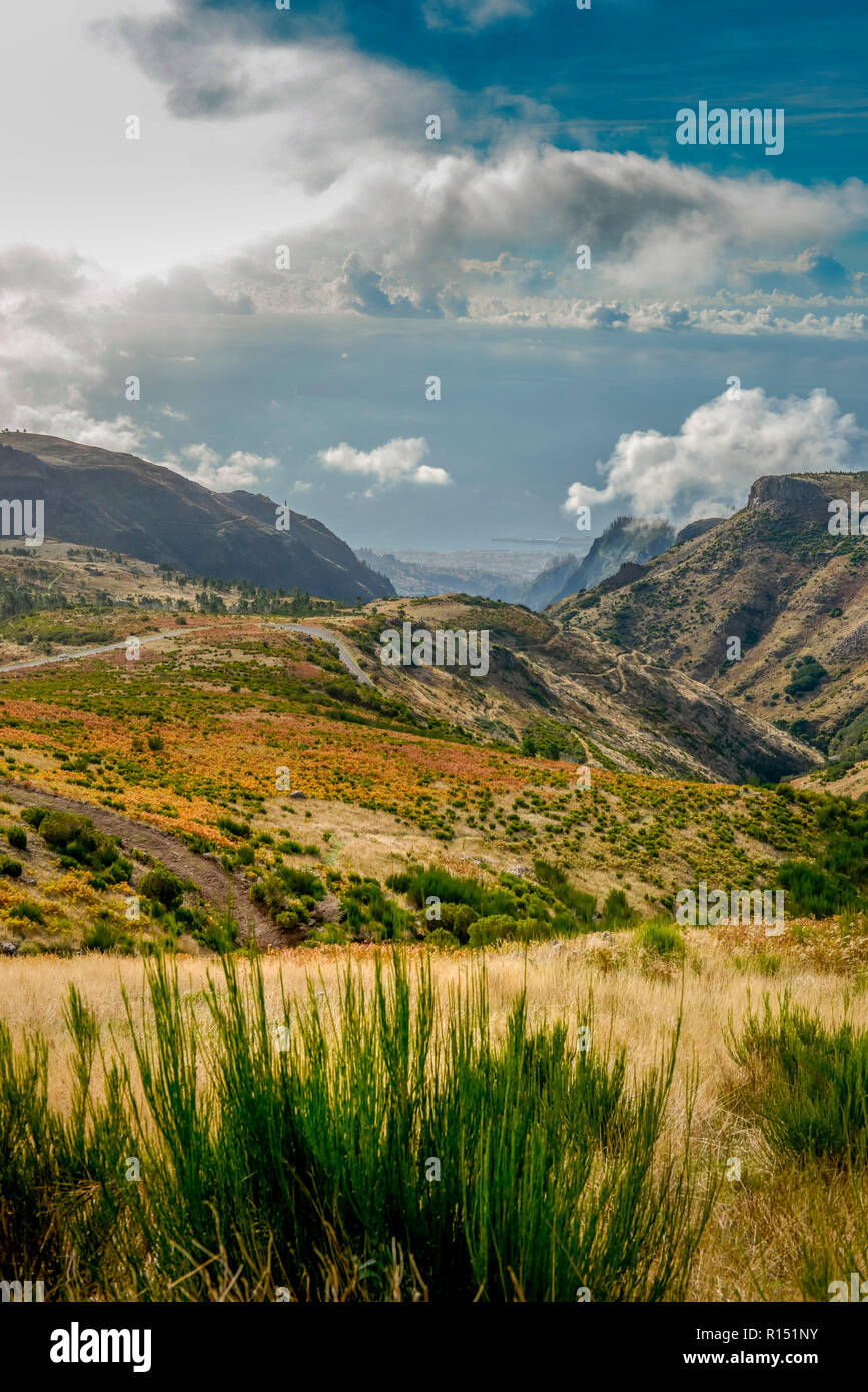 Bergpanorama, Blick vom Pico do Arieiro Richtung Funchal, Zentralgebirge, Madeira, Portogallo Foto Stock