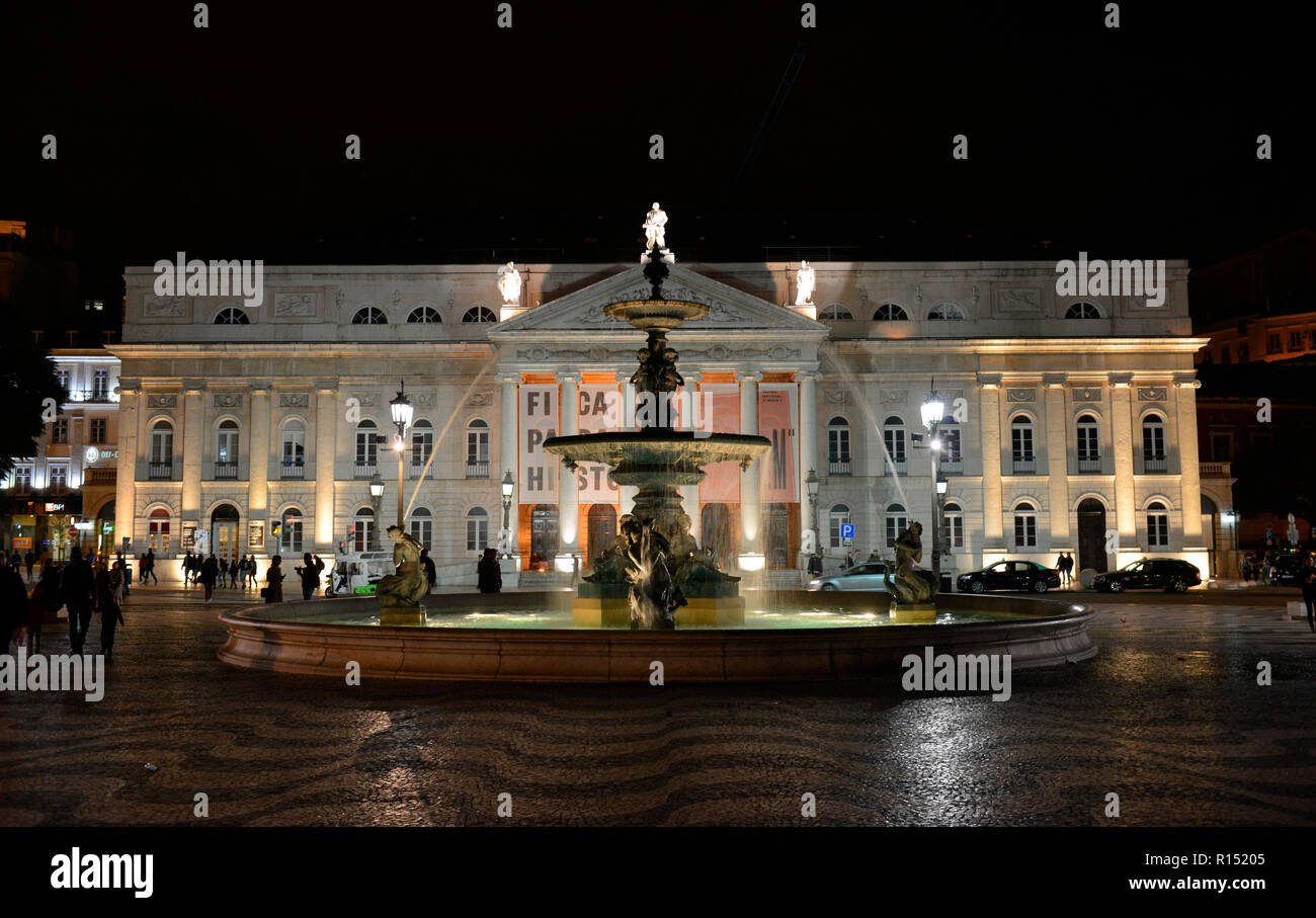 Springbrunnen, Nationaltheater Teatro Nacional D. Maria II, Rossio-Platz, Altstadt, Lisbona, Portogallo Foto Stock