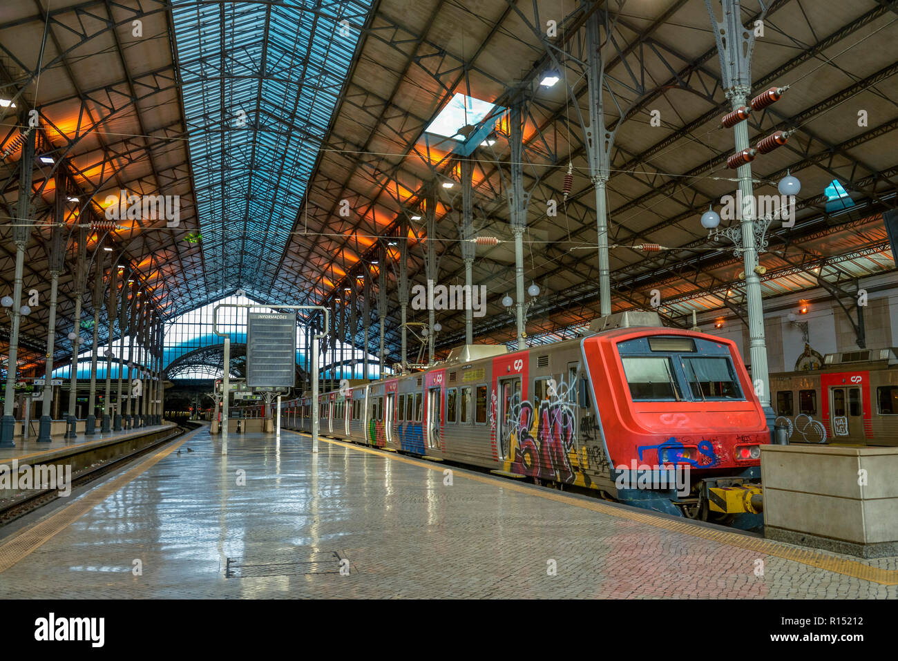 Bahnsteig, Bahnhof Estacao de Caminhos de Ferro do Rossio, Rossio, Lisbona, Portogallo Foto Stock