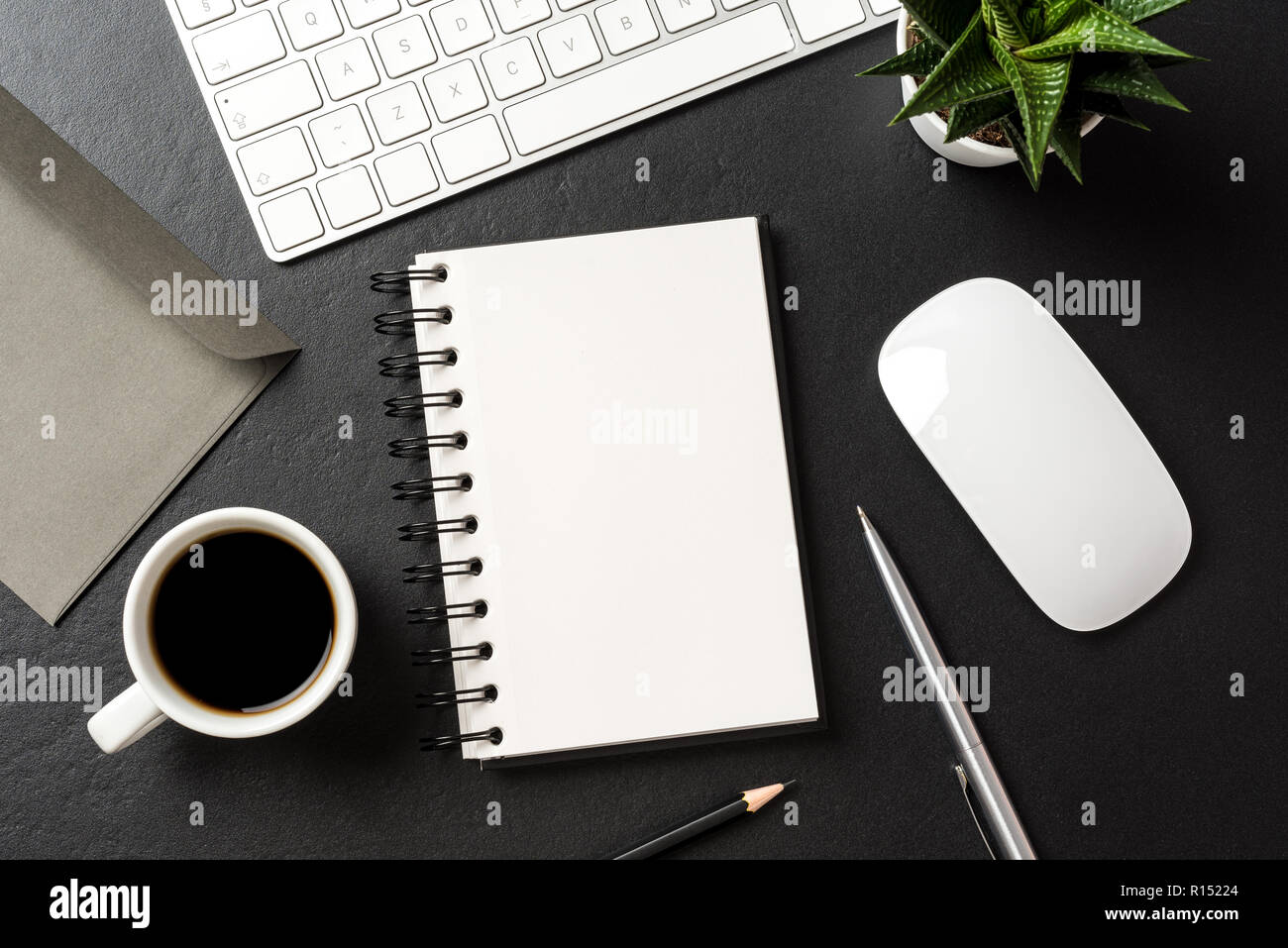 Gli accessori business su sfondo scuro con spazio di copia Foto Stock